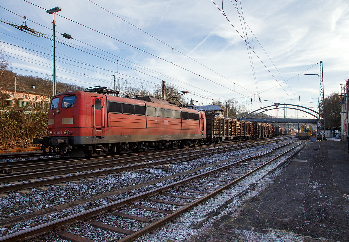 Die an die DB Cargo AG vermietete Railpool 151 099-9 (91 80 6151 099-9 D-Rpool), fährt nun am 22.12.2021 vom Rangierbahnhof Kreuztal, mit einem langen gemischten Güterzug, in Richtung Hagen los. Der Güterzug sah sehr schwer aus, so fuhr die Lok auch recht gemächlich an. Aber diese sechsachsigen Loks (Co’Co’) sind immer noch starke Zugpferde, und manche moderne Lok hat nicht diese Leistungsfähigkeit.

Mit einer Stundenleistung von 6.288 kW (8.550 PS) bei 92 km/h und einer Anfahrzugkraft von 395 kN können diese Loks 3.000 t Züge bei 3 ‰ Steigung noch mit einer Dauergeschwindigkeit 75 km/h ziehen, bei 2.000 t Zügen sind es 100 km/h.

Die Lok wurde 1976 von Krupp unter der Fabriknummer 5349 gebaut und an die Deutsche Bundesbahn geliefert. Bis 31.12.2016 gehörte sie zur DB Cargo AG. Zum 01.01.2017 wurden je 100 sechsachsige elektrische Altbau-Lokomotiven der Baureihen 151 und 155 an ein Konsortium aus dem Lokvermieter Railpool verkauft. Die DB Cargo mietet daraufhin 100 Loks von Railpool wieder an. Die anderen Maschinen werden dem freien Markt angeboten.

Technische Daten der BR 151:
Spurweite: 1.435 mm
Achsformel: Co'Co'
Länge über Puffer: 19.490 mm
Drehzapfenabstand:10.160 mm 
Achsstand der Drehgestelle:  4.450 mm 
Treibraddurchmesser:  1.250 mm (neu)
Dienstgewicht: 118,0 t
Achslast: 19,7 t
Dauerleistung: 5.982 kW (8.134 PS) bei 95 km/h
Stundenleistung: 6.288 kW (8.550 PS) bei 92 km/h
Anfahrzugkraft: 395 kN
Stundenzugkraft: 248 kN
Dauerzugkraft: 232 kN
Höchstgeschwindigkeit: 120 km/h
Fahrmotoren: 6 (AEG WBM372-22)
Fahrmotorgewicht: 2.850 kg (je Motor)
Antrieb: Gummiringfeder-Antrieb
Getriebeübersetzung: 1:2,628
Bauart der Bremseinrichtungen: KE-GP P2-EmZ
Elektrische Bremse: Thyristorgesteuerte Gleichstrom Widerstandsbremse
Max. Leistung elektr. Bremse: 6.660 KW
Bremskraft der elektrischen Bremse: 187 kN
Kleinster Kurvenradius:  140 m
