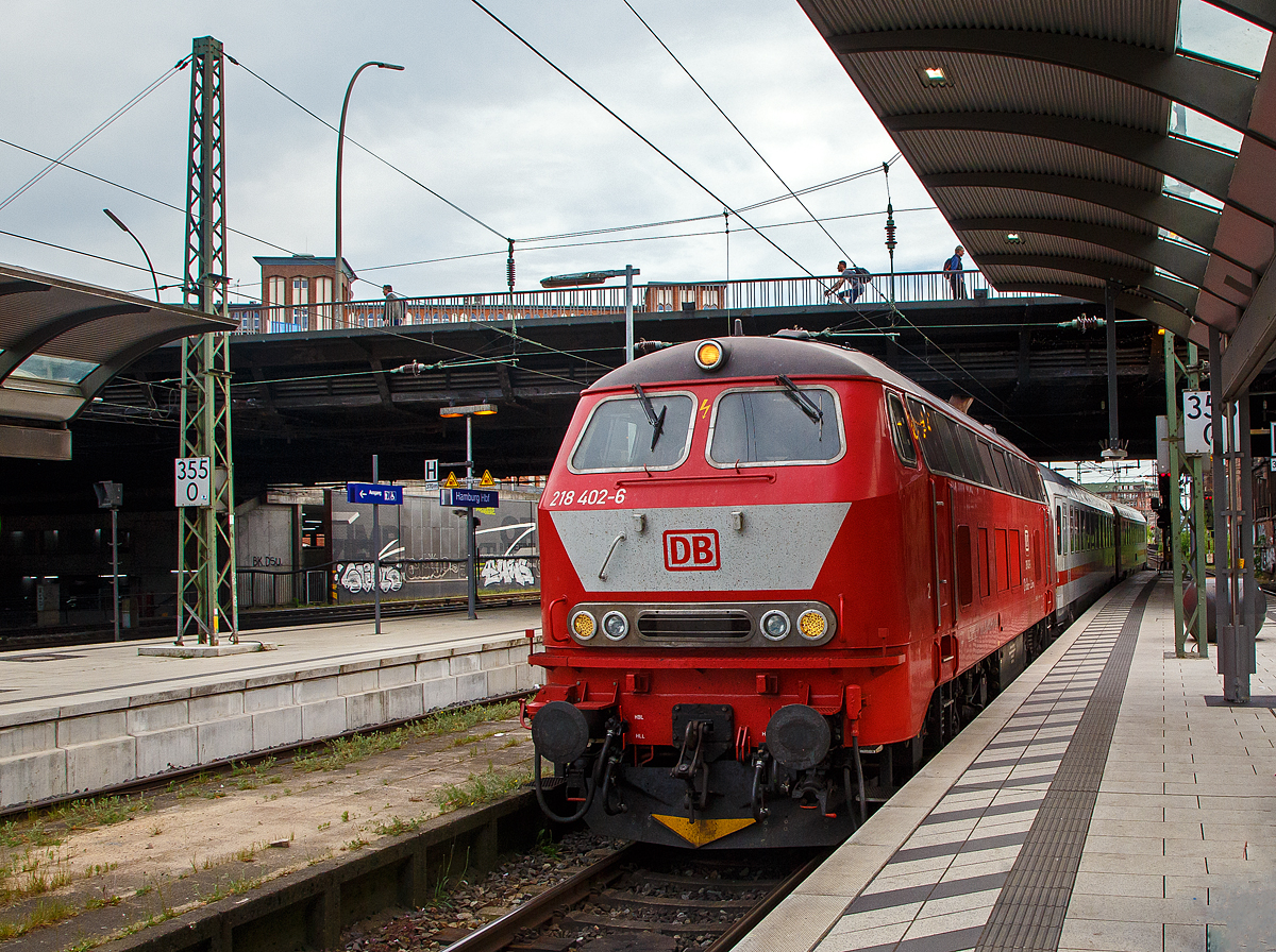 Die an die DB Fernverkehr  AG vermietete 218 402-6 „Pidder Lüng“  (92 80 1218 402-6 D-RPRS) der Railsystems RP GmbH (Gotha) erreicht am 16.05.2022 mit einem IC den Hauptbahnhof Hamburg.

Die V 164 wurde 1976  von der Lokomotiv- und Waggonbaufabrik Krupp der Friedrich Krupp AG in Essen (kurz LOWA) unter der Fabriknummer 5573 gebaut und an die DB geliefert. Bis 2017 war sie im Bestand der DB Regio AG (SüdOstBayernBahn) und wurde dann an die Railsystems RP GmbH verkauft.

