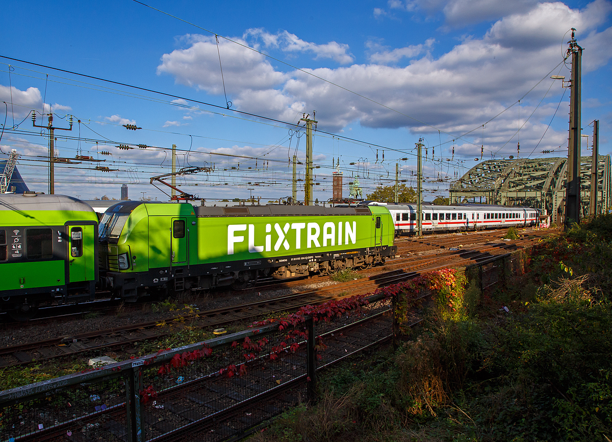 Die an die IGE - Internationale Gesellschaft für Eisenbahnverkehr für FlixTrain vermietete Siemens Vectron AC 193 604-6 / X4 E – 604 (91 80 6193 604-6 D-DISPO) der MRCE Dispolok GmbH (München) verlässt am 08.10.2021, mit dem FlixTrain FLX 30  (Zugnummer 1241) Aachen Hbf - Köln Hbf - Berlin Südkreuz, den Hauptbahnhof Köln.

Die Vectron AC wurde 2015 von Siemens Mobilitiy in München-Allach unter der Fabriknummer 21957 gebaut. Diese Vectron Lokomotive ist als AC – Lokomotive (Wechselstrom-Variante) mit 6.400 kW konzipiert und für eine Höchstgeschwindigkeit von 200 km/h zugelassen für Deutschland und Österreich. Seit Mai 2021 führt die IGE bzw. Internationale Gesellschaft für Eisenbahnverkehr IGE GmbH & Co. KG als Eisenbahnverkehrsunternehmen (EVU) den Verkehr der FlixTrain Verbindungen durch. 

Die Reisezugwagen werden von Firma Talbot-Services GmbH an FlixTrain (einschl. Full Service) vermietet. Der älteste deutsche Hersteller von Schienenfahrzeugen, die Waggonfabrik Talbot in Aachen, gehörte von 1995 bis zum 30. Juni 2013 zu Bombardier Transportation und sollte geschlossen werden. Die neue Talbot Services GmbH hat den Standort übernommen und die Weiterbeschäftigung für ca. 240 Mitarbeiter ermöglicht. Bei FlixTrain hat man sich in der Corona-Zwangspause zu einer radikalen Modernisierung entschlossen. 135 Waggons werden von Grund auf saniert. Den Auftrag erhielt Talbot Services, außerdem übernehmen die Aachener für mindestens 15 Jahre die gesamte Betreuung und Wartung der grünen Flixflotte. Das ist somit die Basisabsicherung des gesamten Unternehmens über lange Zeit.
