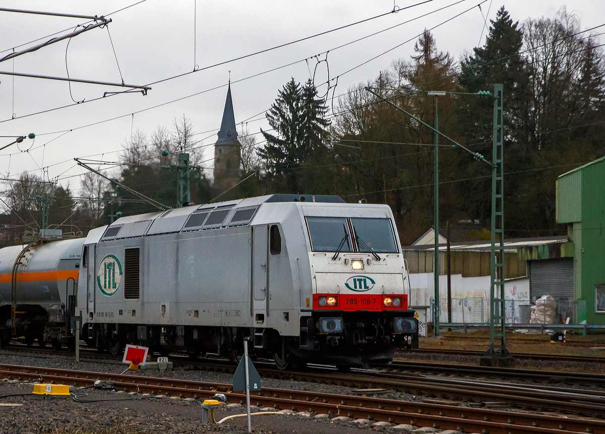Die an die ITL Eisenbahngesellschaft mbH vermietete AKIEM 285 108-7 (92 80 1285 108-7 D-ITL) dieselt am 05.01.2022 mit einem Kesselwagenzug durch Betzdorf (Sieg) in Richtung Köln. Der Sound war ein Genuss für meine Ohren.  

Die TRAXX F140 DE wurde 2008 von der Bombardier Transportation GmbH in Kassel unter der Fabriknummer 34379 gebaut und CBRail geliefert. Ab 2013 Macquarie European Rail Ltd und 2020 hat AKIEM das Leasinggeschäft der Macquarie European Rail übernommen. Die Listen im Netz führen sie, weil AKIEM der Eigentümer ist, als 92 80 1285 108-7 D-AKIEM, aber angeschrieben ist nach meiner Sichtung „D- ITL“. Zugelassen ist diese Lok nur in Deutschland, dies liegt aber an der ausgeführten Variante (bzw. Zugsicherung).

Der Mieter ITL Eisenbahngesellschaft mbH wurde 1998 unter dem Namen „Import, Transport, Logistik“ (ITL) als Familienunternehmen gegründet. Im April 2008 kaufte die SNCF 75 Prozent der Gesellschaftsanteile. Seit 1. Dezember 2010 gehört die ITL vollständig zu SNCF Geodis, der Transport- und Logistiksparte der französischen Staatsbahn und ist in die deutsche Captrain-Gruppe integriert.

Die Lokomotiven TRAXX F140 DE sind die aus der Plattform Traxx 2e des Herstellers Bombardier hervorgegangene Mehrzweck-Dieselversion. Sie sind mit einem 2.200 kW (3.000 PS) starken MTU 16V 4000 R41L Dieselmotor und elektrischer Wechselstrom-Kraftübertragung ausgestattet, so dass sie eine Anfahrzugkraft von 270 kN und eine maximale Betriebsgeschwindigkeit von 140 km/h erreicht. Diese Lokomotiven sind beliebt bei Unternehmern, die elektrische Traxx-Flotten im Betrieb haben, aber für Strecken mit langen, nicht elektrifizierten Abschnitten zuverlässige Zugkraft brauchen.

TECHNISCHE DATEN der BR 285 (TRAXX F140 DE):
Hersteller: Bombardier Transportation
Baujahre: 2007 bis 2013 (35 Stück)
Spurweite: 1.435 mm
Profil: UIC 505-1
Achsfolge: Bo´Bo´
Länge über Puffer: 18.900 mm
Drehzapfenabstand: 10.440 mm (virtuell)
Achsabstand im Drehgestell: 2.600 mm
Treibraddurchmesser: 1.250 mm (neu) / 1.170 mm (abgenutzt)
Breite: 2.977 mm
Höhe: 4.264 mm
Dienstgewicht: 82 t
Maximale Geschwindigkeit: 140 km/h
Anfahrzugkraft: 270 kN
Dauerzugkraft: 240 kN ab 26 km/h

Dieselmotor Hersteller: Motoren- und Turbinen-Union, Friedrichshafen (MTU)
Dieselmotor Art/Typ: wassergekühlter V-16-Zylinder- 4Takt-Dieselmotor mit zweistufiger Turboaufladung und Ladeluftkühlung, sowie mit Common-Rail-Einspritzsystem vom Typ  MTU 16V 4000 R41L
Der Motor schaltet im Leerlauf  8 der 16 Zylinder ab, um den Spritverbrauch und Schadstoffausstoß zu senken.
Motor-Hubraum : 76,265 l (Bohrung 170 mm, Hub 210 mm)
Motorgewicht: 7.930 kg (trocken) / 8.510 kg (nass)
Dieselmotorleistung: 2.200 kW (3.000 PS) bei 1.800 U/min

Kraftübertragung: dieselelektrisch
Traktionsmotoren:  4 Stück Drehstrom-Asynchronmotor
Leistung am Rad: 1.825 kW
Antrieb: Tatzlagerantrieb
Bremskraft: 150 kN
Elektrische Bremsleistung: max. 1.000 kW
Tankvolumen: 5.000 l 
Bauart der Bremsen: Druckluftbremse, Feststellbremse, Dynamische Bremse
Kleister befahrbarer Gleisbogen: R = 100 m
Zugsicherung: GSM-R, PZB90 
Bremsgewicht: P 90 G 77