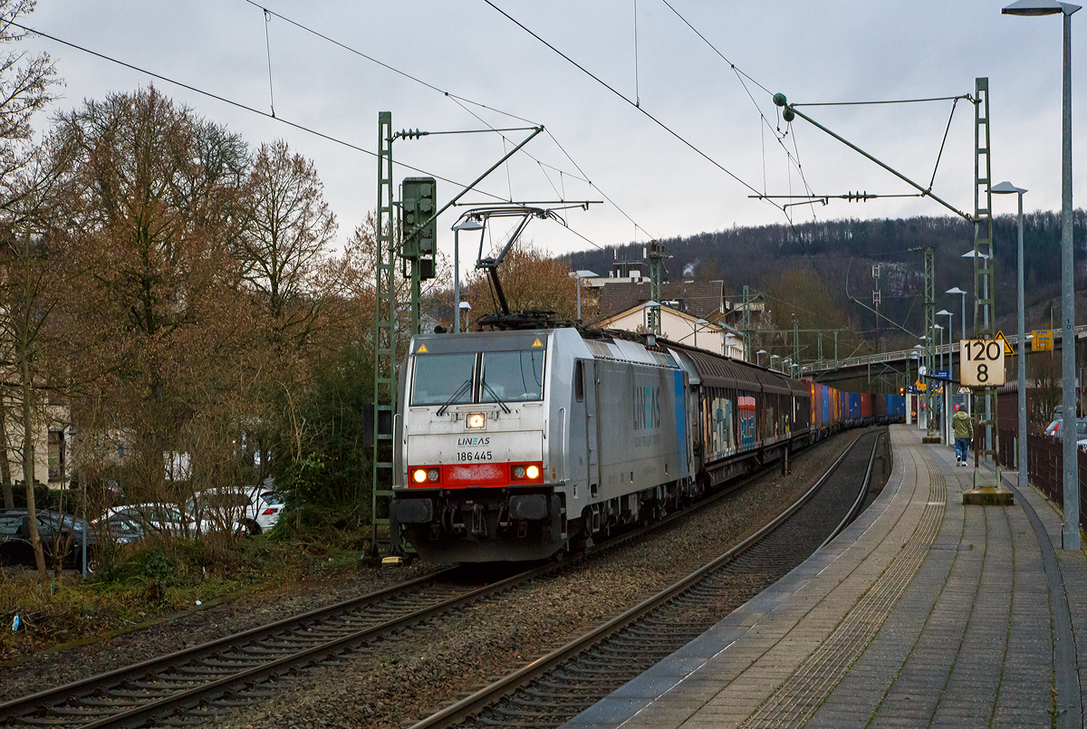 Die an die LINEAS Group NV/SA vermietete Railpool 186 445-3 (91 80 6186 445-3 D-Rpool) f�hrt am 07.01.2022, eigentlich mehr mit einem KLV-Zug, aber drei Habbins-Schiebewandwagen waren auch dran, durch den Bahnhof Kirchen (Sieg) in Richtung K�ln. Die Lineas Group nv/sa (ex B-Logistics, ex B Cargo) ist eine belgische Schieneng�tergesellschaft.

Die Bombardier TRAXX F140 MS(2E) wurde 2016 von Bombardier in Kassel unter der Fabriknummer 35299 gebaut und an die Railpool ausgeliefert. Die Multisystemlokomotive hat die Zulassungen bzw. besitzt die L�nderpakete f�r Deutschland, �sterreich, Schweiz, Italien, Belgien und die Niederland (D/A/CH/I/B/NL).

Die TRAXX F140 MS ist eine vierachsige Mehrsystem-Lokomotive mit einer Leistung von 5.600 kW f�r den grenz�berschreitenden Einsatz. Die Lokomotive bef�rdert haupts�chlich G�terz�ge auf den europ�ischen Hauptstrecken und kann in allen Stromsystemen eingesetzt werden. Im G�terverkehr wird eine H�chstgeschwindigkeit von 140km/h erreicht.

Technische Daten:
Spurweite: 1.435 mm
Achsanordnung: Bo’Bo’
Umgrenzungsprofil: UIC 505-1
L�nge �ber Puffer: 18.900 mm
Drehzapfenabstand: 10.440 mm
Achsabstand im Drehgestell: 2.600 mm
Dienstgewicht: ca. 86 t (abh�ngig von L�nderpaketen)
Anzahl Fahrmotoren: 4
Max. Leistung: 5.600 kW
Max. Anfahrzugkraft: 300 kN
Antriebssystem: Tatzlagerantrieb
zul. H�chstgeschwindigkeit: 140 km/h (in Deutschland 160 km/h)
Netzspannungen: 25 kV 50 Hz AC, 15 kV 16,7 Hz AC, 3 kV und 1,5 kV DC

