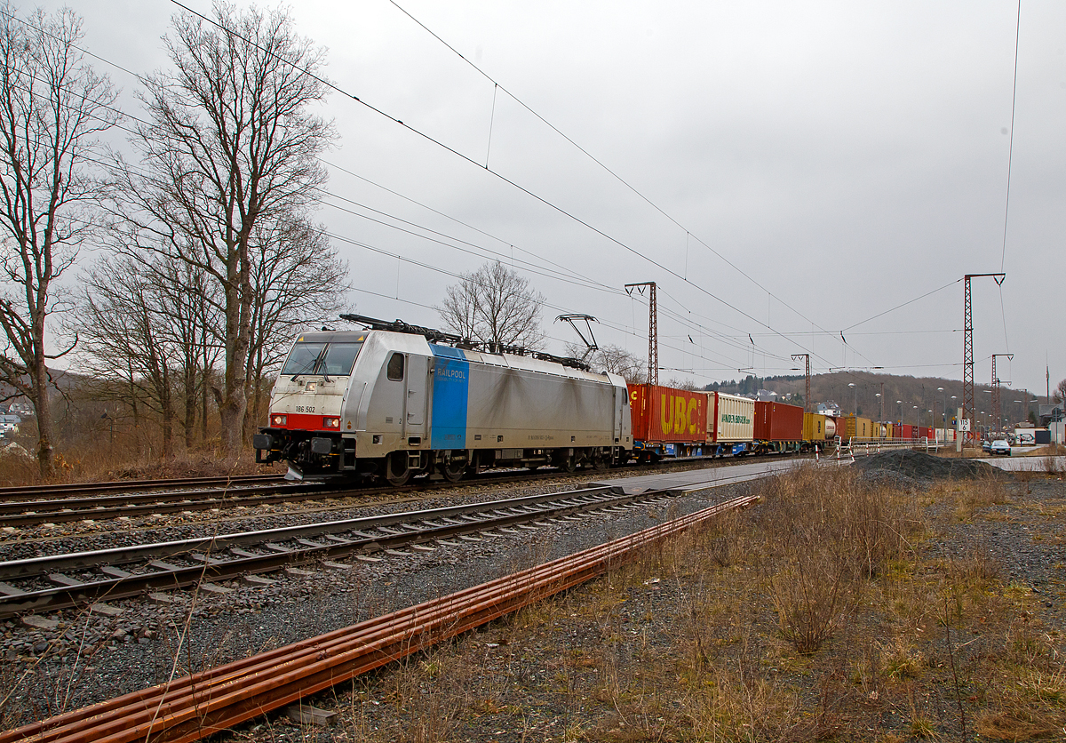 Die an die LINEAS vermietete Railpool 186 502 (91 80 6186 502-1 D-Rpool) f�hrt am 18.03.2021 mit einem Containerzug durch Rudersdorf (Kr. Siegen), an der Dillstrecke (KBS 445), in n�rdlicher Richtung.

Die Bombardier TRAXX F140 MS2E wurde 2017 von Bombardier in Kassel unter der Fabriknummer 35550 gebaut und 2019 an die Railpool ausgeliefert.Die Multisystemlokomotive hat die Zulassungen bzw. besitzt die L�nderpakete f�r Deutschland, �sterreich, Schweiz, Italien, Belgien und die Niederland (D/A/CH/I/B/NL).