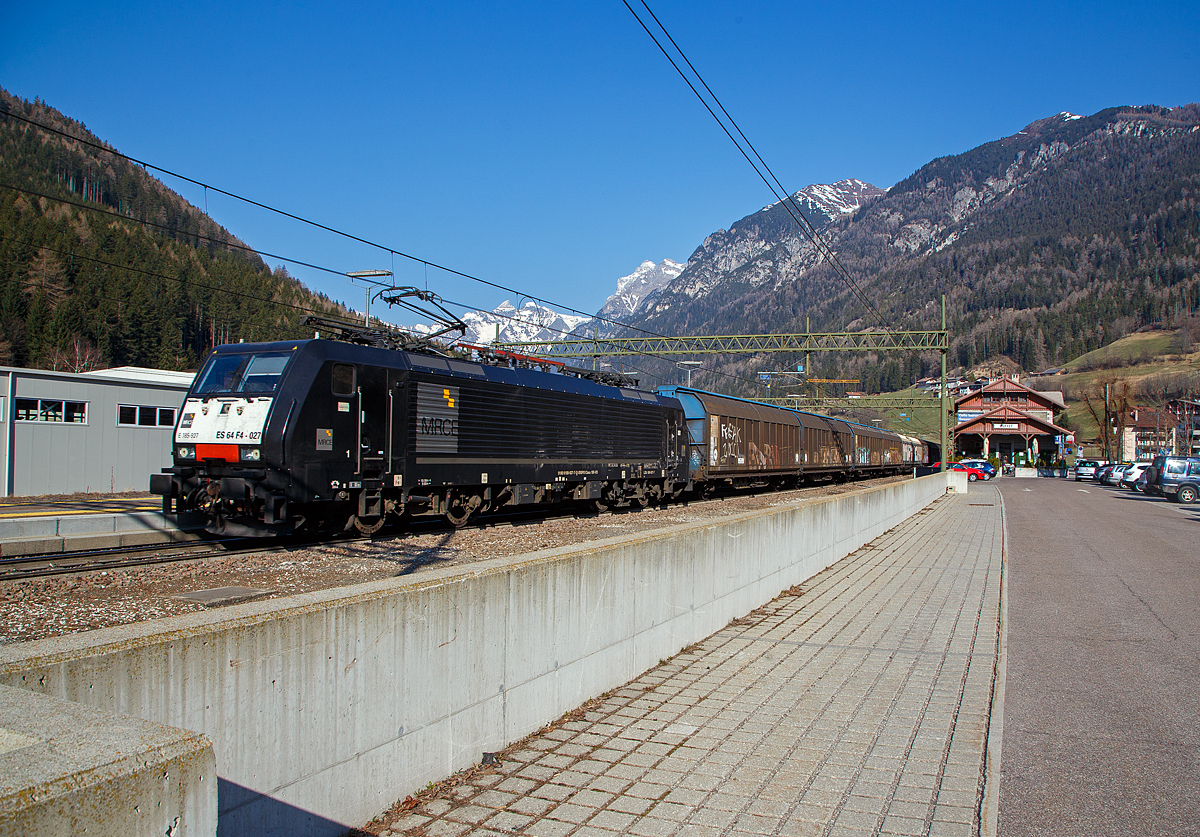 Die an die Lokomotion vermietete MRCE Dispolok E 189 927 bzw. ES 64 F4 - 027 oder 189 927 (91 80 6189 927-7 D-DISPO Class 189-VD) fährt am 28.03.2021 mit einem gemischten Güterzug vom Brenner/Brennero kommend durch den Bahnhof Gossensaß/Colle Isarco in Richtung Verona.

Die Siemens EuroSprinter wurde 2006 von Siemens in München unter der Fabriknummer 21240 gebaut. 
