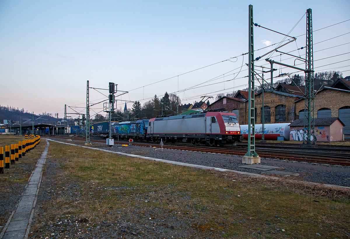 Die an die LTE Logistik- und Transport GmbH vermietete 185 592-3 (91 80 6185 592-3 D-BRLL) der Beacon Rail Leasing Ltd. (London) fährt am 20.03.2022, mit der kalten LTE 193 697-0 (91 80 6193 697-0 D-LTE) und einem KLV-Zug, durch Betzdorf (Sieg) in Richtung Köln.

Die TRAXX F140 AC2 wurde 2008 von Bombardier in Kassel unter der Fabriknummer 34216 gebaut. Sie hat die Zulassungen für Deutschland, Österreich und die Schweiz.
Dahinter die LTE Vectron MS 193 697-0 wurde 2020 von Siemens Mobilitiy in München-Allach unter der Fabriknummer 22764 gebaut. Sie ist in der Variante A35 und hat die Zulassungen für D/A/I/H/CZ/PL/SK/HR/SLO/SRB/BG/RO.