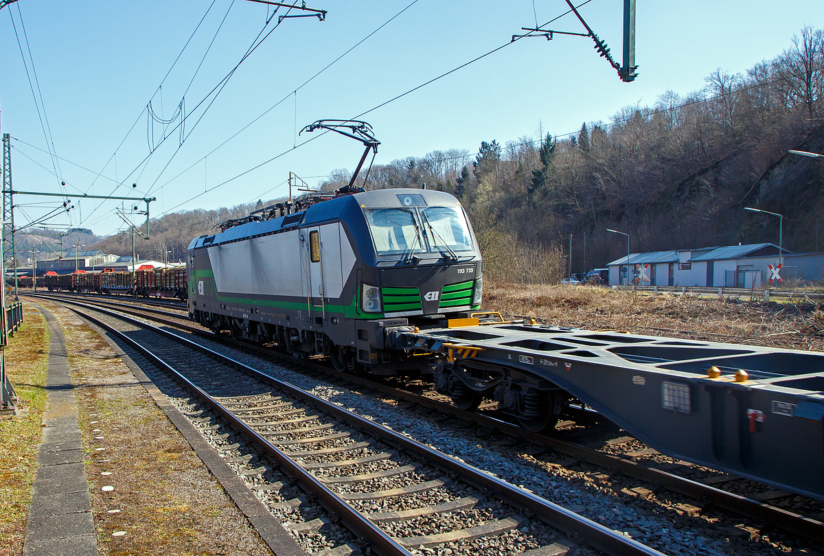 Die an die LTE Logistik- und Transport GmbH vermietete Vectron MS 193 739 (91 80 6193 739-0 D-ELOC) der European Locomotive Leasing, fährt am 22.03.2022 mit einem Containerzug durch Scheuerfeld (Sieg) in Richtung Siegen.

Die Vectron MS wurde 2018 von Siemens Mobilitiy in München-Allach unter der Fabriknummer 22432 gebaut. Sie ist hat die Zulassungen für D/A/PL/CZ/SK/H/RO/NL.
