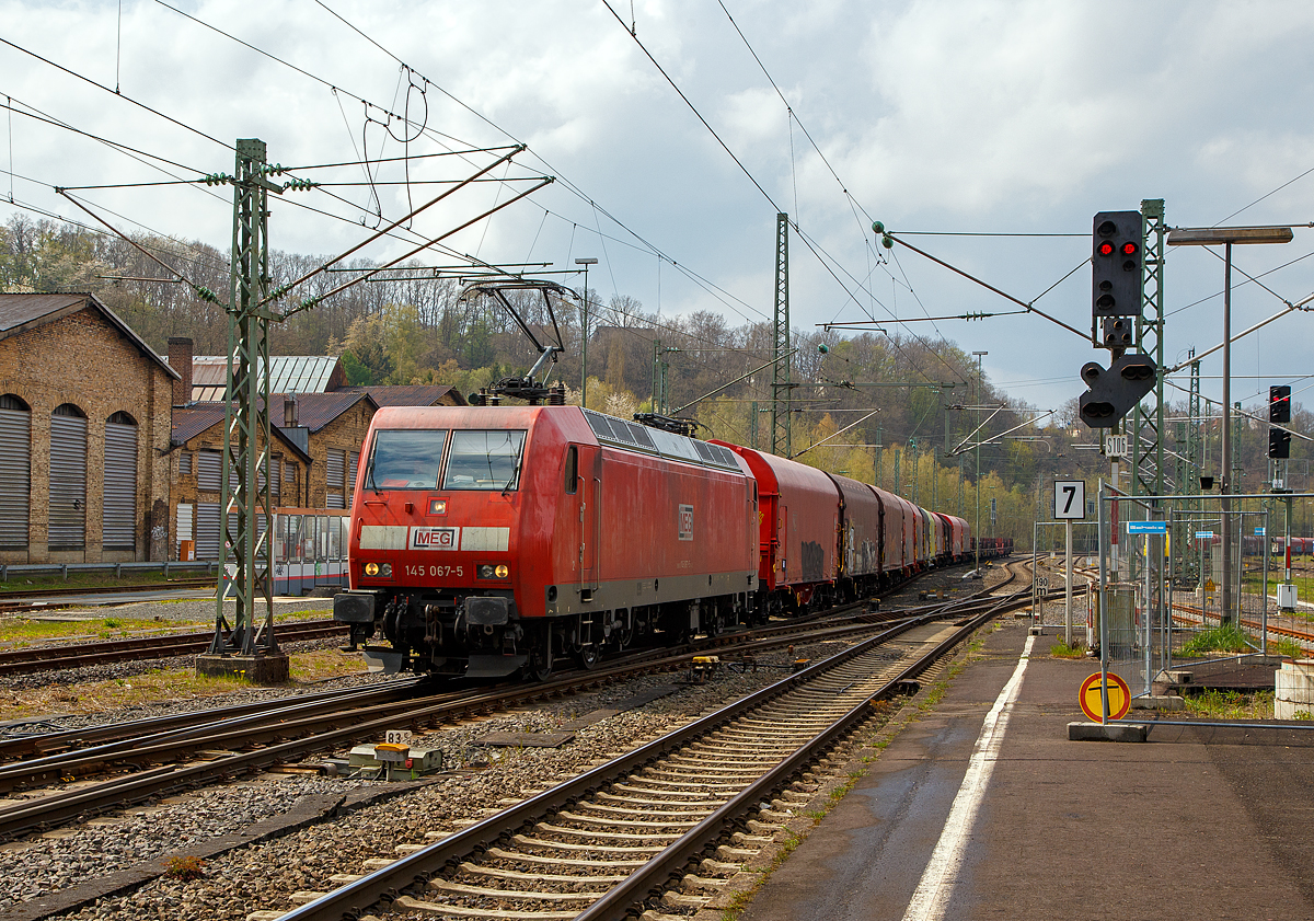 Die an die MEG vermietete145 067-5 (91 80 6145 067-5 D-DB) der DB Cargo AG fährt am 29.04.2021, mit einem Stahlzug-Zug (Coils und 4kt-Knüppel), durch den Bahnhof Betzdorf (Sieg) in Richtung Siegen.

Die TRAXX F140 AC wurde 2000 von ADtranz (ABB Daimler-Benz Transportation GmbH) in Kassel unter der Fabriknummer 33394 gebaut. Seit 2019 ist sie von der DB Cargo AG an die MEG - Mitteldeutsche Eisenbahn GmbH vermietet. Die MEG mit Sitz in Schkopau ist ein Eisenbahnverkehrsunternehmen mit den Gesellschaftern DB Cargo AG (80%) und der VTG Rail Logistics GmbH (20%). 
