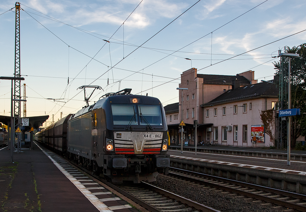 Die an die NIAG (Niederrheinische Verkehrsbetriebe AG) X 4 E – 862 / 193 862 (91 80 6193 862-0 D-DISPO) der MRCE Dispolok GmbH (München) fährt am 30.08.2016, mit einem Schüttgutwagenzug (Wagen der Gattung Falns), durch den Bahnhof Dillenburg in nördlicher Richtung.

Die Siemens Vectron AC  wurde 2014 von Siemens Mobilitiy in München-Allach unter der Fabriknummer 21925 gebaut. Diese Vectron Lokomotive ist als AC – Lokomotive (Wechselstrom-Variante) konzipiert und zugelassen für Deutschland und Österreich (D/A).
