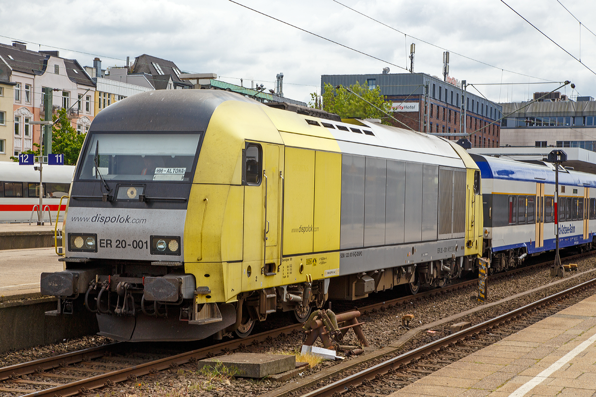 
Die an die Nord-Ostsee-Bahn GmbH (NOB) vermietete ER 20-001 / 223 001-9 (92 80 1223 001-9 D-DISPO) der Mitsui Rail Capital Europe GmbH (MRCE Dispolok GmbH, ehem. Siemens Dispolok GmbH) steht am 16.06.2015 mit dem eingefahrenem NOB 81716 von Westerland(Sylt) im Bahnhof Hamburg-Altona.

Die Siemens ER20 der Eurorunner-Serie (auch als „Hercules“ bekannt) wurde 2003 von Siemens in München unter der Fabriknummer 21025 gebaut.


TECHNISCHE DATEN:
Achsformel:  Bo’Bo’
Spurweite:  1435 mm (Normalspur)
Länge über Puffer:  19.275 mm
Breite:  2.870 mm
Drehzapfenabstand:  10.362 mm
Drehgestellachsabstand:  2.700 mm
Kleinster bef. Halbmesser:  100 m
Dienstgewicht:  80 t
Höchstgeschwindigkeit:  140 km/h
Installierte Leistung:  2.000 kW
Motorentyp:  Common Rail System
Motorbauart:  MTU 16 V 4000 R41
Nenndrehzahl:  600 - 1.800/Minute
Leistungsübertragung:  dieselelektrisch
Tankinhalt:  2800 l