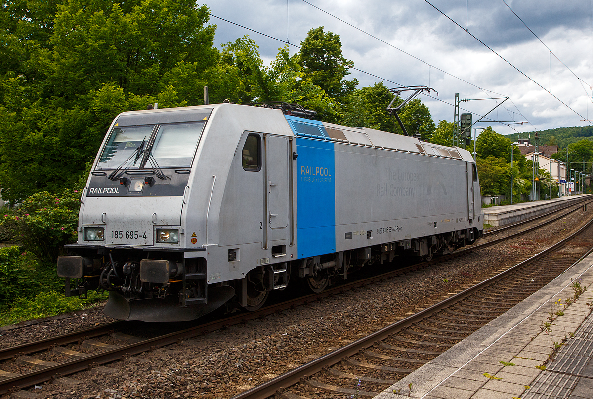 Die an die Raildox vermietete Railpool 185 695-4 (91 80 6185 695-4 D-Rpool) f�hrt am 07.06.2022 als Lz  bzw. auf Tfzf (Triebfahrzeugfahrt) durch den Bahnhof Kirchen (Sieg) in Richtung K�ln. 

Nochmals einen lieben Gru� an den netten Lokf�hrer  zur�ck. 

Die TRAXX F140 AC2 wurde 2011 von Bombardier in Kassel unter der Fabriknummer 34958 gebaut und an die Railpool GmbH (M�nchen) als 185 695-5 (91 74 0185 695-5 S-Rpool), mit Zulassung f�r Schweden und Norwegen,  geliefert. Von 2012 bis 2015 war sie in Skandinavien f�r die TX Logistik AB (Helsingborg / S) unterwegs. Im Jahr 2015 bekamm sie einen Umbau f�r den Einsatz in Deutschland und �sterreich, sowie die NVR-Nummer 91 80 6185 695-4 D-Rpool.
