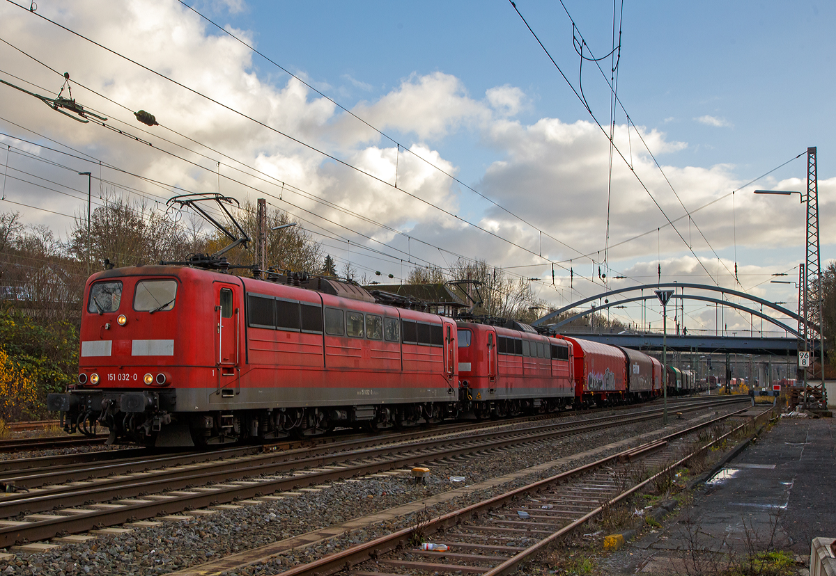 
Die an die Railpool verkauften und wieder von der DB Cargo AG angemieteten 151 032-0 (91 80 6151 032-0 D-Rpool) mit Schraubkupplung und die 151 106-2 (91 80 6151 106-2 D-Rpool) mit AK69e-Kupplung, fahren am 29.11.2019 in Doppeltraktion mit einem langen Coilzug von Kreuztal in Richtung Hagen.

