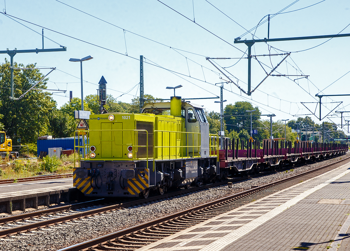 Die an die RBB - Regiobahn Bitterfeld Berlin GmbH vermietete Alpha Trains 1021 (ex V1001-021) bzw. 275 821-7 (92 80 1275 821-7 D-RBB), eine Vossloh G 1206 der Alpha Trains Belgium, fährt am 12.08.2022 mit leeren Schwerlast-Flachwagen (der Gattung Sgmmns) durch den Bahnhof Bonn-Beuel in Richtung Norden.

Die G 1206 wurde 2000 von Vossloh in Kiel unter der Fabriknummer 1001021 gebaut.

TECHNISCHE DATEN der G 1206:
Spurweite: 1.435 mm
Antriebart:  dieselhydraulisch
Achsfolge: B'B' 
Länge über Puffer: 14.700 mm
Drehzapfenabstand: 7.200 mm
Achsabstand im Drehgestell: 2.400 mm
größte Breite: 3.080 mm
Höhe über Schienenoberkante: 4.220 mm
Raddurchmesser neu: 1.000 mm
Motor: Caterpillar 12 Zylinder 4-Takt Dieselmotor mit Abgasturbolader und Ladeluftkühlung vom Typ 3512B DITA-SC
Leistung: 1.500 kW bei1.800 U/min
Strömungsgetriebe: Voith L 5r4 zU2
Anfahrzugkraft: 267 kN
Höchstgeschwindigkeit 100 km/h
max. Schleppgeschwindigkeit : 80 km/h
kleinste Dauerfahrgeschwindigkeit: 10 km/h
kleinster befahrbarer Gleisbogen: 60 m
Dienstgewicht: 87,3 t
Kraftstoffvorrat: 3.150 l