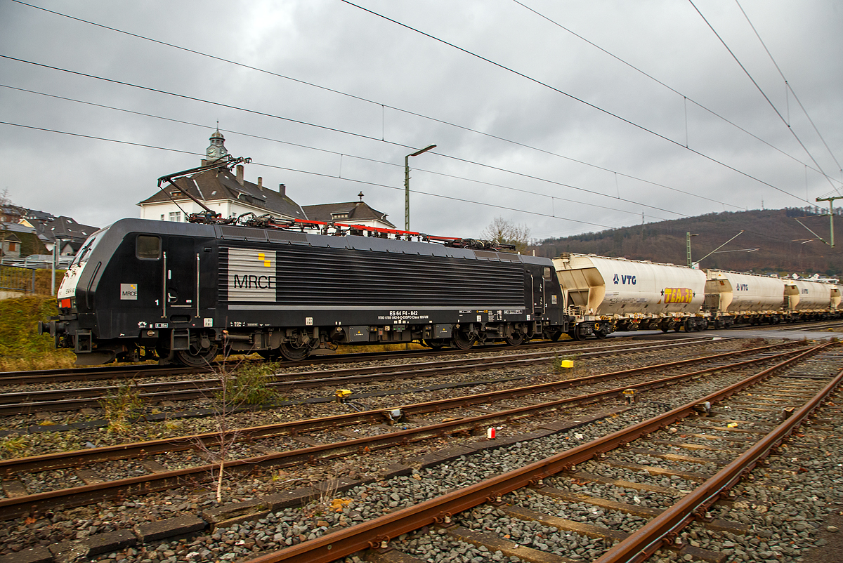 Die an die Retrack (ein Tochterunternehmen der VTG) vermietete MRCE Dispolok E 189-842 bzw. ES 64 F4 - 842 oder 189 842-8 (91 80 6189 842-8 D-DISPO Class 189-VM) fährt am 29.10.2021 mit einem Zuckerzug (VTG Trichtermittenentladewagen der Gattung Uagnpps) in Kirchen (Sieg) über die Siegbrücke in Richtung Betzdorf bzw. Köln.

Die an die Retrack (ein Tochterunternehmen der VTG) vermietete MRCE Dispolok E 189-842 bzw. ES 64 F4 - 842 oder 189 842-8 (91 80 6189 842-8 D-DISPO Class 189-VM) fährt am 26.11.2021 mit einem Zuckerzug (VTG Trichtermittenentladewagen der Gattung Uagnpps) durch Niederschelden in Richtung Betzdorf bzw. Köln.

Die Siemens EuroSprinter wurde 2010 von Siemens in München unter der Fabriknummer 21618 gebaut. Von 2012 bis 2016 fuhr die Lok im im Farbkleid der PKP Cargo als EU45-842.

Die BR 189 (Siemens ES64F4) hat eine Vier-Stromsystem-Ausstattung. Sie ist in allen vier in Europa üblichen Bahnstromsystemen einsetzbar. 
Diese hier hat die Variante M (Class 189-VM) und besitzt die Zugbeeinflussungssysteme LZB/PZB, SHP und Mirel für den
Einsatz in Deutschland, Österreich, Polen, Tschechien, Slowakei, Ungarn, Slowenien, Kroatien und Rumänien.

Die Stromabnehmerbestückung ist folgende:
• Pos. 1: DE, AT, NL (AC), DK, CZ (AC), HR (AC), HU, RO
• Pos. 2: IT, SI, HR (DC)
• Pos. 3: NL (DC), CZ (DC), FR (DC), SK, LU (DC)
• Pos. 4: PL
