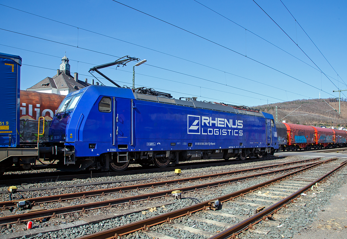 Die an die Rhenus Rail Logistics GmbH vermietete Railpool 186 269-7 (91 80 6186 269-7 D-Rpool) fährt am 29.03.2021, mit einem LKW-Walter KLV-Zug, auf der Siegstrecke (KBS 460), durch Niederschelden in Richtung Siegen. 

Die Bombardier TRAXX F140 MS2E wurde 2017 von Bombardier in Kassel unter der Fabriknummer 35522 gebaut und an die Railpool ausgeliefert. Die Multisystemlokomotive hat die Zulassungen bzw. besitzt die Länderpakete für Deutschland, Österreich, Belgien, Niederlande, Tschechien, Slowakei und Ungarn (D/A/B/NL/CZ/SK/H).