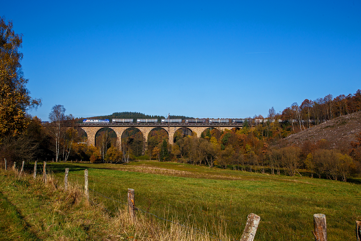 Die an die RTB Cargo - Rurtalbahn Cargo vermietete Siemens Vectron MS 193 565 (91 80 6193 565-9 D-ELOC) der ELL Germany GmbH (European Locomotive Leasing) fährt am 28.10.2021 mit einem langen Kesselwagenzug über den Rudersdorfer Viaduk in Richtung Siegen.

Die Siemens Vectron MS der Variante A54 - 6.4 MW wurde 2020 von Siemens in München-Allach unter der Fabriknummer 22875 gebaut. Sie hat die Zulassungen für Deutschland, Österreich, Ungarn, Rumänien, Belgien und die Niederlande. Nach meiner Sichtung sind auch Polen, Tschechien und die Slowakei vorgesehen, aber diese (SK/PL/CZ) sind noch durchgestrichen.
