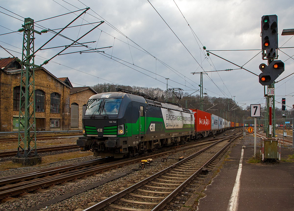 Die an die RTB CARGO GmbH vermietete Siemens Vectron MS 193 732 (9 91 80 6193 732-5 D-ELOC) der European Locomotive Leasing, fährt am 20.03.2022 mit einem Containerzug durch Betzdorf (Sieg) in Richtung Siegen.

Die Siemens Vectron MS wurde 2018 von Siemens Mobilitiy in München-Allach unter der Fabriknummer 22455  gebaut. Diese Vectron Lokomotive ist als MS – Lokomotive (Multisystem-Variante) mit 6.400 kW konzipiert und für 200 km/h zugelassen in Deutschland, Österreich, Polen und die Niederlande (D/A/NL/PL). Für Ungarn, Tschechien, Slowakei, Rumänien sind vorgesehen, aber noch nicht zugelassen.
