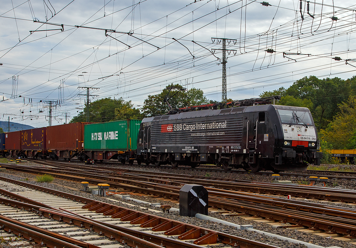 
Die an die SBB Cargo International AG vermietete MRCE ES 64 F4 – 282 bzw. E 189-983 (91 80 6189 282-7 D-DISPO Class 189-VK) fährt am 04.09.2020 mit einem Containerzug durch Koblenz-Lützel in Richtung Norden.

Die Siemens EuroSprinter wurde 2009 von Siemens in München unter der Fabriknummer 21636 gebaut. Diese Lok hat Zulassung für Deutschland, Österreich, Niederlande und Rumänien.

Die BR 189 (Siemens ES64F4) hat eine Vier-Stromsystem-Ausstattung. Sie ist in allen vier in Europa üblichen Bahnstromsystemen einsetzbar. Diese hier hat die Variante K (Class 189-VK) und besitzt die Zugbeeinflussungssysteme LZB/PZB, ETCS und ATB für den Einsatz in Deutschland und den Niederlanden.
Die Stromabnehmerbestückung ist folgende: 
Pos. 1: DE, AT, NL (AC), DK, CZ (AC), HR (AC), HU, RO
Pos. 2: NL (DC), CZ (DC), FR (DC), SK, LU (DC)
Pos. 3: NL (DC), CZ (DC), FR (DC), SK, LU (DC)
Pos. 4: DE, AT, NL (AC), DK, CZ (AC), HR (AC), HU, RO