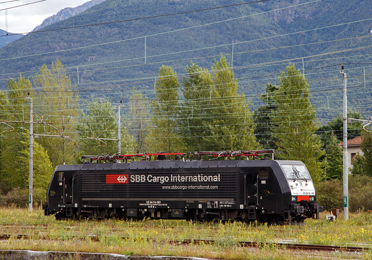 Die an die SBB Cargo International AG vermietete MRCE-Dispolok ES 64 F4 - 083 bzw. 189 983-0 (91 80 6189 983-0 D-DISPO Class 189 VE) am 15.09.2017 abgestellt  beim Bahnhof Domodossola. 

Die Siemens EuroSprinter wurde 2009 von Siemens in München unter der Fabriknummer 21636 gebaut. 

Die BR 189 (Siemens ES64F4) hat eine Vier-Stromsystem-Ausstattung. Sie ist in allen vier in Europa üblichen Bahnstromsystemen einsetzbar. Diese hier hat die Variante E und besitzt die Zugbeeinflussungssysteme LZB/PZB, ETCS, SCMT, ZUB, INTEGRA und ATB für den Einsatz in Deutschland, Österreich, Schweiz, Italien, Niederlande, Slowenien, Kroatien und Rumänien. 

Die Stromabnehmerbestückung ist folgende: 
Pos. 1: CH, FR (AC), LU (AC), BE (AC) 
Pos. 2: IT, SI, HR (DC) 
Pos. 3: NL (DC), CZ (DC), FR (DC), SK, LU (DC) 
Pos. 4: DE, AT, NL (AC), DK, CZ (AC), HR (AC), HU, RO
