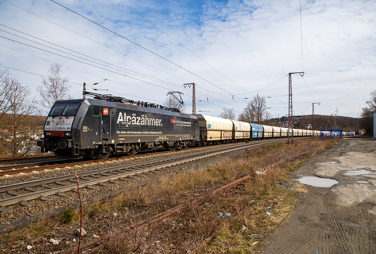 Die an die SBB Cargo International AG vermietete MRCE Dispolok E 189-284 bzw. ES 64 F4 - 284 / LZB 189 284-3 (91 80 6189 284-3 D-DISPO Class 189-VK) fährt am 20.03.2021 mit einem Kohlenzug (4-achsige offene Schüttgutwagen mit schlagartiger Schwerkraftentladung der Gattung Falns), durch Rudersdorf (Kr. Siegen) über die Dillstrecke (KBS 445) in nördlicher Richtung. Die Lok trägt die Werbung: „Alpäzähmer. Die Alpen sind bezwungen: Gotthard-Basistunnel 2016“, wobei diese Lok den Gotthard-Basistunnel noch nicht gesehen hat oder sehen wird, da ihr die Zulassung für die Schweiz fehlt.

Die Siemens EuroSprinter wurde 2009 von Siemens in München unter der Fabriknummer 21490 gebaut. Diese Lok hat Zulassung für Deutschland, Österreich und die Niederlande.

Die BR 189 (Siemens ES64F4) hat eine Vier-Stromsystem-Ausstattung. Sie ist in allen vier in Europa üblichen Bahnstromsystemen einsetzbar. Diese hier hat die Variante K (Class 189-VK) und besitzt die Zugbeeinflussungssysteme LZB/PZB, ETCS und ATB für den Einsatz in Deutschland, Österreich und den Niederlanden.
Die Stromabnehmerbestückung ist folgende: 
Pos. 1: D, A, NL (AC)
Pos. 2: NL (DC)
Pos. 3: NL (DC)
Pos. 4: D, A, NL (AC)

TECHNISCHE DATEN:
Spurweite: 1.435 mm (Normalspur)
Achsformel: Bo’Bo’
Länge über Puffer: 19.580 mm
Achsabstand im Drehgestell:  2.900 mm
Dienstgewicht: 87 t
Stundenleitung: 6.400 kW bei 15 kV / 25 kV AC; 6.000 kW bei 3 kV DC und 3.000 kW bis 4.200 kW bei 1,5 kV DC
Anfahrzugkraft: 300 kN
Maximale Dauerzugkraft bis 84 km/h; 270 kN
Höchstgeschwindigkeit: 140 km/h
Stromsysteme: 15 kV, 16,7 Hz AC ;  25 kV, 50 Hz AC ; 1,5 kV und 3 kV DC
