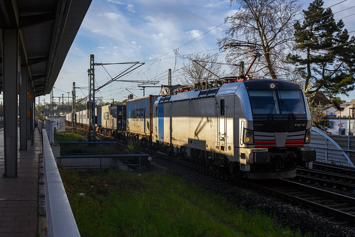 Die an die SBB Cargo International AG vermietete Siemens Vectron MS - 6193 167 (91 80 6193 167-4 D-Rpool) der Railpool GmbH (München) fährt am 05 April 2025, mit einem Containerzug, auf der Siegstrecke durch den Bahnhof Siegburg/Bonn in Richtung Siegen.

Die SIEMENS Vectron MS (X4E) wurde 2023 von Siemens Mobility in München-Allach unter der Fabriknummer 23467 gebaut. Die mit 6.400 kW konzipierte Mehrsystemlok ist in der Variante A22 ausgeführt und hat so die und hat so die Zulassungen und entspr. Länderpakete für Deutschland, Österreich, Schweiz, Italien und die Niederlande (D / A / CH / I / NL).
