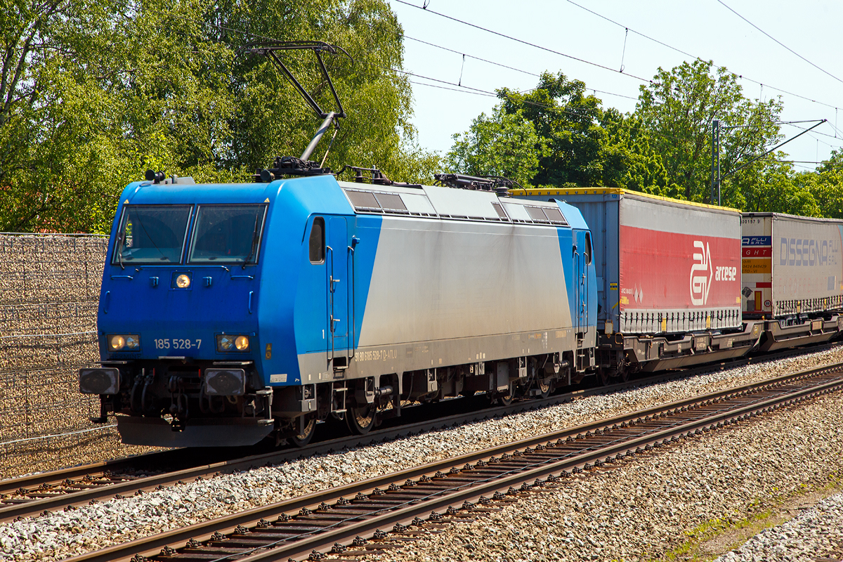 
Die an die TX Logistik AG vermietete 185 528-7 (91 80 6185 528-7 D-ATLU9 der Alpha Trains Belgium NV fährt am 04.06.2019 mit einem KLV-Zug durch Gröbenzell in Richtung Augsburg.

Die TRAXX F140 AC1 wurde 2003 von Bombardier unter der Fabriknummer 33624 gebaut.