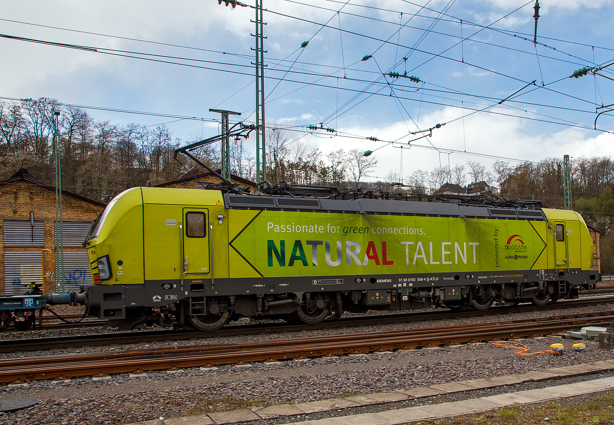 Die an die TX Logistik AG (Troisdorf) vermietete Siemens Vectron MS 193 558 „Natural Talent“ (91 80 6193 558-4 D-ATLU) der Alpha Trains Luxembourg s.�.r.l. (Luxembourg) f�hrt am 30.03.2021 mit einem KLV-Zug durch Betzdorf (Sieg) in Richtung K�ln.

Die Vectron Lokomotive ist als MS – Lokomotive (Mehrsystemlok) mit 6.400 kW konzipiert und zugelassen f�r Deutschland, �sterreich und Italien.

Die TX Logistik AG (TXL) ist ein im Jahr 1999 in Bad Honnef gegr�ndetes Eisenbahnverkehrsunternehmen mit heutigem Sitz in Troisdorf, das heute zur Mercitalia Group geh�rt, die wiederum ein 100 prozentiges Tochterunternehmen der italienischen Staatsbahn Ferrovie dello Stato Italiane FS ist. Mittlerweile geh�rt das Unternehmen mit zu den Gr��ten f�r den Schieneng�terverkehr in Europa.

Das Unternehmen bietet den ganzen Umfang an Schieneng�terverkehr, inklusive Containertransport und kombiniertem Verkehr an. Wichtigste Transportstrecken sind von den H�fen Hamburg, Bremerhaven, Rotterdam und Antwerpen nach S�ddeutschland, Schweiz, �sterreich und Italien. 
