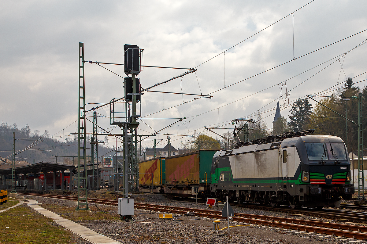 Die an die TX Logistik AG (Troisdorf) vermietete Siemens Vectron MS 193 283 (91 80 6193 283-9 D-ELOC) der European Locomotive Leasing, f�hrt am 13.04.2021 mit einem KLV-Zug durch den Bahnhof Betzdorf (Sieg) in Richtung K�ln. 

Die Siemens Vectron MS wurde 2016 von Siemens Mobilitiy in M�nchen-Allach unter der Fabriknummer 22277 gebaut. Diese Vectron Lokomotive ist als MS – Lokomotive (Multisystem-Variante) mit 6.400 kW (Fahren und Netzbremse) konzipiert und zugelassen f�r Deutschland, �sterreich, Schweiz, Italien und die Niederlande (D-A-CH-I-NL). So ist es m�glich ohne Lokwechsel vom Mittelmeer die Nordseeh�fen Rotterdam oder Hamburg anzufahren.

Folgende Zugsicherungssysteme	sind verbaut: ETCS BaseLine 3, sowie f�r Deutschland (PZB90 / LZB80 (CIR-ELKE I)), f�r �sterreich (ETCS Level 1 mit Euroloop, ETCS Level 2, PZB90 / LZB80), f�r die Schweiz (ETCS Level 2, ZUB262ct, INTEGRA), f�r Italien (SCMT) und die Niederlande (ETCS Level 1, ETCS Level 2, ATB-EGvv).

