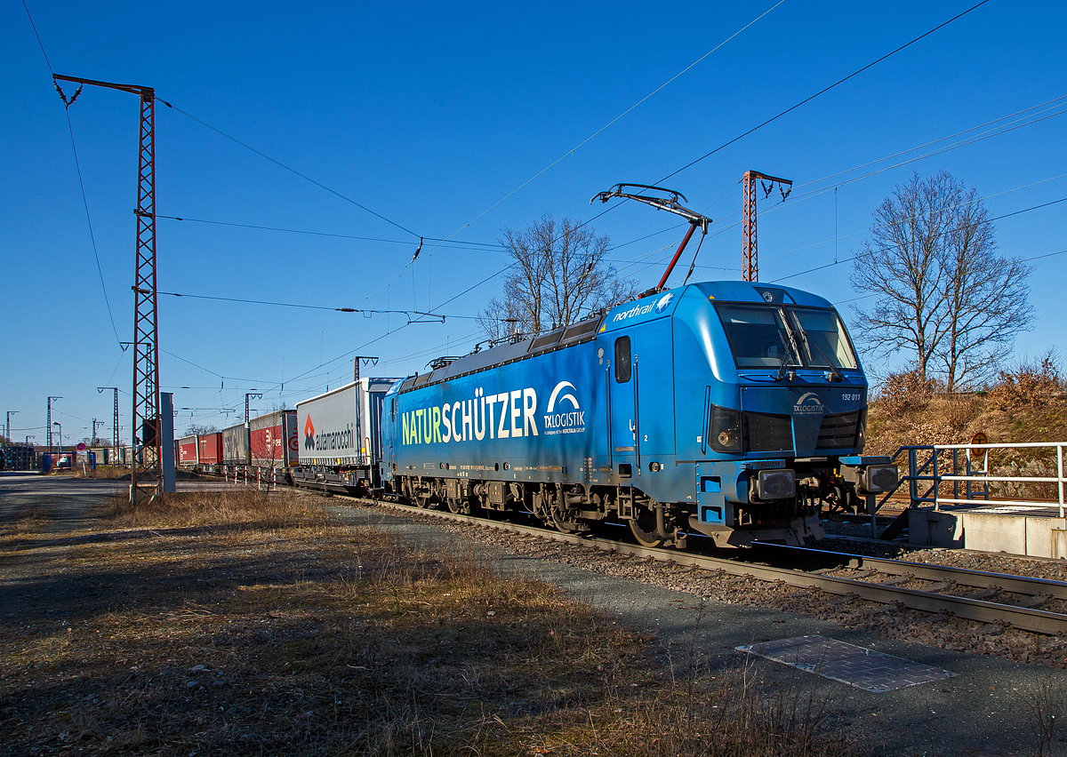 Die an die TX Logistik AG (Troisdorf) vermietete Siemens Smartron 192 011-5 „NATURSCH�TZER“ (91 80 6192 011-5 D-NRAIL) der northrail GmbH (Hamburg), f�hrt am 07.03.2022 mit einem KLV-Zug durch Rudersdorf (Kr. Siegen) in Richtung S�den. 

Die Siemens Smartron wurde 2019 von Siemens Mobilitiy in M�nchen-Allach unter der Fabriknummer 22705 gebaut. Die Smartron Lokomotiven sind bekanntlich abgespeckte rein f�r Deutschland konzipierte Wechselstrom-Lokomotiven und sind so auch nur f�r Deutschland zugelassen.

TX Logistik AG mit Sitz in Troisdorf geh�rt zur Mercitalia Gruppe die wiederum zur italienischen Staatsbahn Ferrovie dello Stato Italiane (FS) geh�rt.
