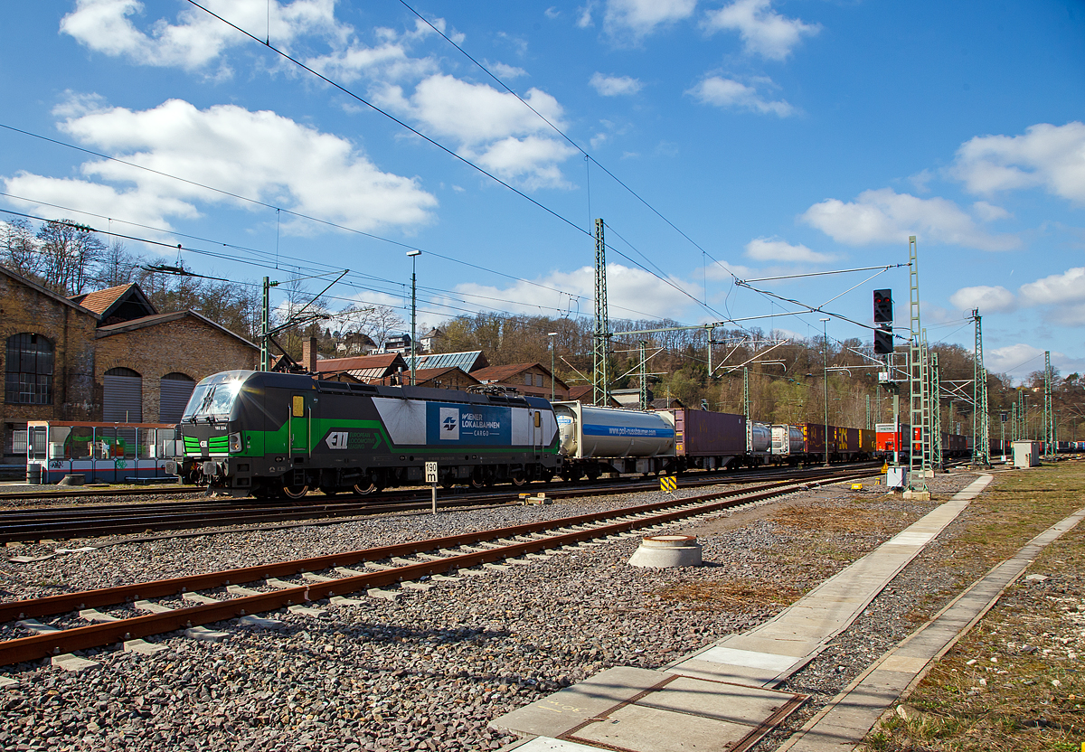 Die an die Wiener Lokalbahnen Cargo GmbH (WLC) vermietete Siemens Vectron AC193 224 (91 80 6193 224-3 D-ELOC) der European Locomotive Leasing, fährt am 02.04.2021 mit einem Containerzug durch Betzdorf (Sieg) in Richtung Siegen.

Die Siemens Vectron AC wurde 2015 von Siemens Mobility GmbH in München-Allach unter der Fabriknummer  21944 gebaut und an die der European Locomotive Leasing (Wien) geliefert. Diese Vectron Lokomotive ist als AC – Lokomotive (Wechselstrom-Variante) mit 6.400 kW konzipiert und zugelassen für Deutschland, Österreich, Ungarn und Rumänien, sie hat eine Höchstgeschwindigkeit von 160 km/h.