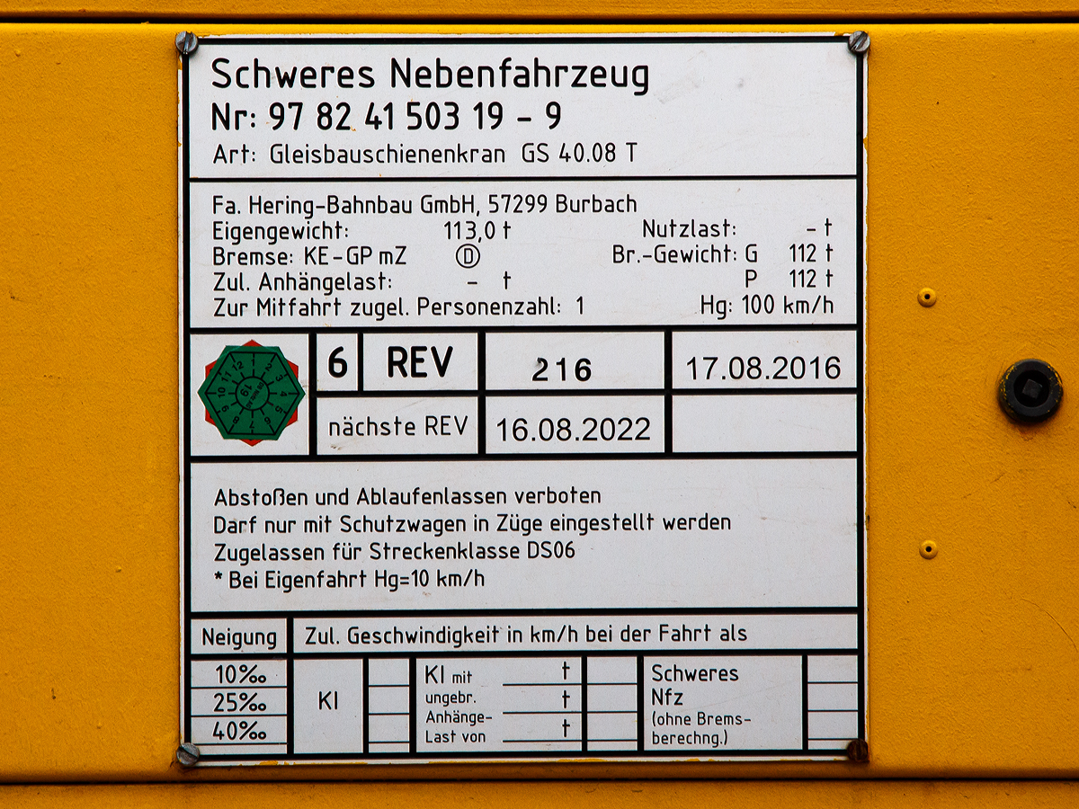 
Die Anschrifentafel des GOTTWALD Gleisbauschienenkran GS 40.08 T der Hering Bau (Burbach), Schweres Nebenfahrzeug Nr. 97 82 41 503 19-9 D-HGUI (ex 97 82 41 503 17-3, ex 60 80 092 3576-3) abgestellt am 15.12.2018 in Siegen-Eintracht auf dem Gel�nde der KSW Kreisbahn Siegen-Wittgenstein GmbH.