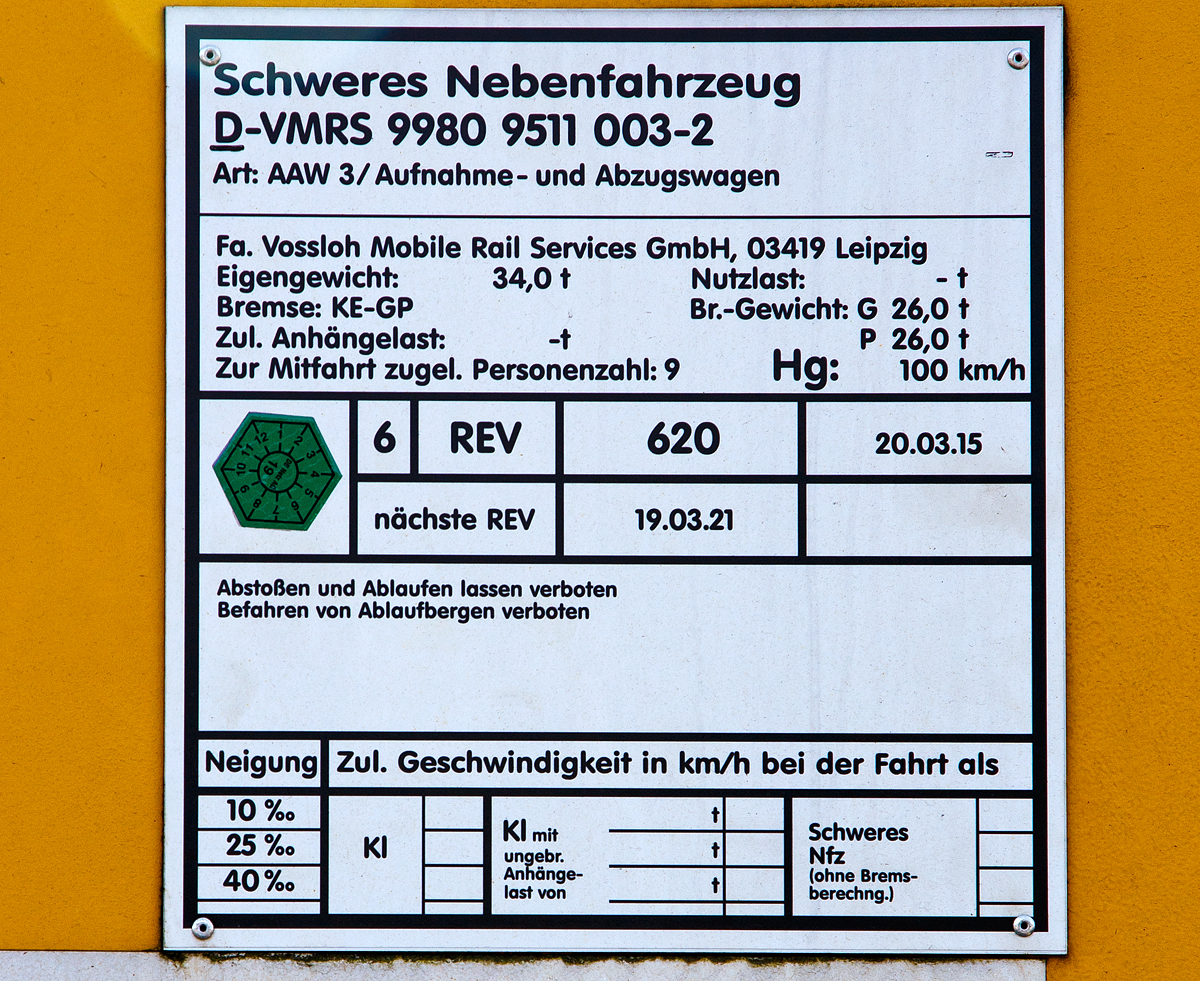
Die Anschriftentafel von dem am 25.03.2017 beim ICE-Bahnhof Montabaur abgestellten  AAW III / Aufnahme- und  Abzugswagen (Schweres Nebenfahrzeug Nr. D-VMRS 99 80 9511 003-2).