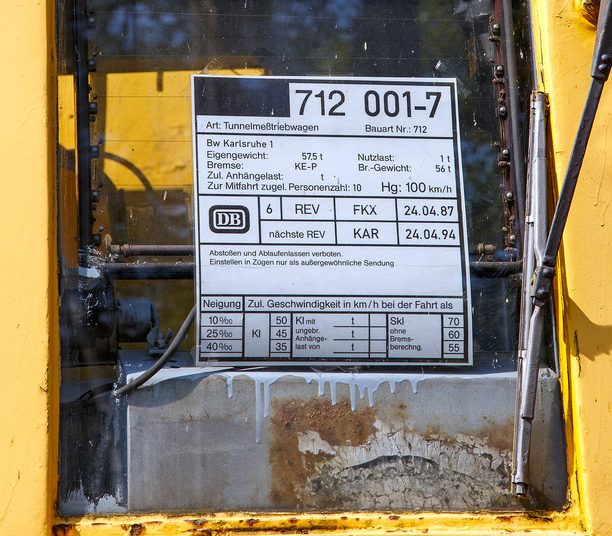 
Die Anschriftentafel von dem von dem „Tunneligel“  712 001-7, ex DB Karlsruhe 6210, am 30.04.2017 im Eisenbahnmuseum Bochum-Dahlhausen.