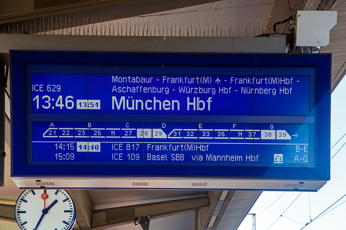 Die Anzeigentafel am Bahnsteig 6 im Bahnhof Siegburg/Bonn am 25.03.2022.

Sie zeigt den ICE 629 nach M�nchen an, der um 13:51 mit 5 Minuten Versp�tung einfahren wird. Wir reisen mit ihm, da unsere Pl�tze im Wagen reserviert sind, m�ssen wir folglich im Bereich C aufstellen.

Der ICE 629 wird mit zwei gekuppelten Triebz�gen der BR 403 gefahren.

�brigens, wer von Italien nach M�nchen will muss achtgeben, nach Monaco ist nicht unbedingt die falsche Richtung. Denn auf Italienisch hei�t M�nchen n�mlich „Monaco di Baviera“.
