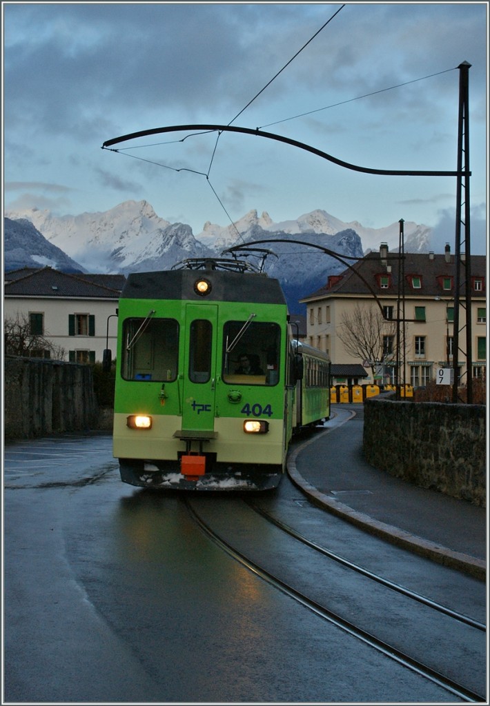 Die ASD fährt wieder! Und nach der gründliche Revision sind zumindest in Aigle die schönen Fahrleitungsmasten aus dem Eröffnungsjahr 1914 erhalten geblieben. ASD Regionalzug 426 kurz nach der Haltestelle Aigle Place du Marché.
5. Januar 2014