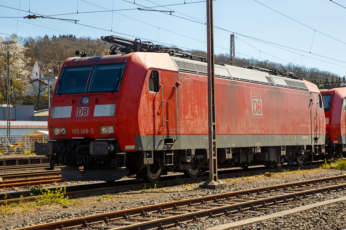 
Die auch für die Schweiz zugelassene 185 149-2 (91 80 6185 149-2 D-DB) der DB Cargo AG ist 11.04.2020 in Kreuztal abgestellt.

Die TRAXX F140 AC wurde 2003 bei Bombardier in Kassel unter der Fabriknummer 33617 gebaut. Sie hat die Zulassungen für Deutschland und die Schweiz, man kann es auch an den vier DSA-200 Einholm-Stromabnehmer erkennen. Außen sind jeweils die für das Schweizernetz bestimmten Stromabnehmer mit einer Wippenbreiten von 1.450 mm (500 mm schmaleren) und innen die DB-Netz bestimmten mit einer Wippenbreiten von 1.950 mm.

