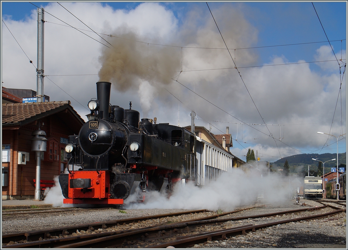 Die B-C G 2x 2/2 105 dampft und raucht kr�ftig bei der Abfahrt in Blonay. 
4. Okt. 2015 