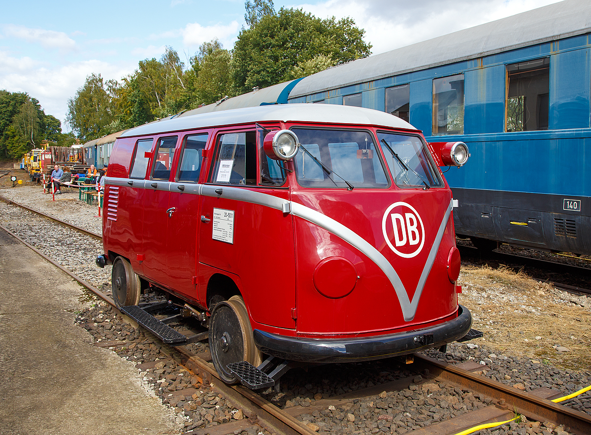 
Die BA-Draisine (Bahnamtsdraisinen) mit einer VW-Transporter T1a -Karosserie (VW Bulli) Klv 20-5011, Art BA-Draisine 200 der BLE Butzbach-Licher Eisenbahnfreunde e. V. am 02.10.2016 beim Tag der offenen T�r in Butzbach. 

Das Fahrzeug vom Typ GBA 1 auf Basis einer  VW-Bus-Karosserie wurde 1955 von Martin Beilhack Maschinenfabrik und Hammerwerk GmbH in Rosenheim unter der Fabriknummer 2647 gebaut und an die Deutsche Bundesbahn (DB) als Klv 20-5011 (Klv = Kleinwagen mit Verbrennungsmotor)  geliefert. Die Ausmusterung bei der DB erfolgte in den 1970er-Jahren. Zwischen 2009 und 2010 wurde die VW-Bus-Draisine durch die im th�ringischen Breitungen ans�ssigen Firma Martin Peter Carrestoration (Restaurierung des Schienenwolgas) wieder koplett restauriert.  Am 18.03.2010 wurden mit der Abnahme der Hauptuntersuchung im Bw Vacha die Arbeiten abgeschlossen und sie kehrte wieder zur�ck nach Butzbach. Hier steht sie jetzt interessierten Eisenbahnfreunden nach Absprache zur Vorf�hrung bereit. Infos unter http://www.ble.loyal-systems.de/node/1

Geschichte der Bahnamtsdraisinen:
Nach den 1953 an die Deutsche Bundesbahn (DB) gelieferten 35 St�ck  Bahnamtsdraisinen  (BA-Draisine) des Typs  GBA  mit den 1955 eingef�hrten neuen Betriebsnummern Klv 11-4101 bis Klv 11-4135 (Klv = Kleinwagen mit Verbrennungsmotor) wurde ab 1954 der Prototyp einer BA-Draisine mit einer VW-Bus-Karosserie von der DB getestet. Er erhielt die Betriebsnummer Kl 15401. Von dem daraus entwickelten Serienfahrzeug des Typs  GBA1  wurden 1955 dann 30 St�ck gebaut und an die DB ausgeliefert. Die Lieferung erfolgte zu je 15 Fahrzeugen durch die beiden Firmen Martin Beilhack Maschinenfabrik und Hammerwerk GmbH Rosenheim (MB) (Betriebsnummern Klv 20-5001 bis Klv 20-5015) und Waggon- und Maschinenbau GmbH Donauw�rth (WMD) (Betriebsnummern Klv 20-5016 bis Klv 20-5030). Der Prototyp Kl 15401 wurde erst Ende 1956 von der DB �bernommen. Nach dem 1955 eingef�hrten neuen Betriebsnummernsystem f�r Nebenfahrzeuge �nderte die DB die Betriebsnummer in Klv 20-5031. Die BA-Draisinen dienten den Bahn�mtern zur Streckenbereisung und Kontrolle der Bahnanlagen. Die meisten dieser 31 Fahrzeuge wurden bis Ende der 1970er Jahre ausgemustert. Nach aktuellen Erkenntnissen blieben 7 Fahrzeuge bei Eisenbahnfreunden erhalten.
�ber die Geschichte der Draisine Klv 20-5011 ist leider nur sehr wenig bekannt, da das Original-Betriebsbuch nicht mehr existiert. Sie wurde 1955 an das Bahnbetriebswerk (Bw) Plattling ausgeliefert. Von dort aus war sie zuletzt bis ca. 1976 f�r die Signalmeisterei (Sigm) Plattling im Einsatz. 

Beschreibung
Beim Bau dieser Draisinentype wurde die Karosserie der Kombi-Ausf�hrung des Transporter T1a von Volkswagen verwendet. Von der Volkswagen AG wurde die komplette Karosserie mit eingeschwei�tem Hilfsrahmen sowie die Antriebseinheit mit 24,5 PS-Benzin-Boxermotor in Industrieausf�hrung und angebautem mechanischen Viergang-Getriebe zugeliefert. Die Karosserie wurde auf einen zus�tzlichen geschwei�ten Hauptrahmen gesetzt. An diesem war mittig eine hydraulische Hebevorrichtung befestigt, die ein Drehen des Fahrzeuges auf der Stelle zum Richtungswechsel oder Ausgleisen erm�glichte.
Zum Zeitpunkt der Auslieferung der Draisinen war bei der DB noch nicht das erst 1956 eingef�hrte Firmenlogo in Verwendung. Daher herhielten die Klv 20er auf der Front ein au�ergew�hnliches DB-Zeichen, die Buchstaben DB in einem Kreis. W�hrend der Prototyp noch ein erhabenes Blechzeichen angeschraubt bekam, wurde das Zeichen bei den Serienfahrzeugen auflackiert. Es ist nicht bekannt, dass dieses Zeichen davor oder danach noch einmal bei der DB Verwendung fand. Mit den Jahren wurde dieses DB-Zeichen bei den meisten Draisinen �berstrichen.
Urspr�nglich waren an den Draisinen beide originalen VW-Scheinwerfer und das rechte R�cklicht in Betrieb. Der in Fahrtrichtung linke Scheinwerfer wurde zur Signalisierung des damals noch verwendeten Falschfahrt-Spitzensignals (Zg 2 - eine rote und eine wei�e Laterne) zus�tzlich mit einer roten Standlicht-Gl�hbirne versehen. Damit sie entsprechend der Vorschrift sichtbar wird, musste in diesem Fall die wei�e Bilux-Lampe dieses Scheinwerfers durch den daf�r vorgesehenen Schalter ausgeschaltet werden. Mit der Sonderarbeit 5/56/I (Anbau der neuen Signalleuchten und Signalst�tzen) wurden ab Mai 1956 die VW-Leuchten abgeklemmt und �berstrichen oder (wie hier) ausgebaut und verblecht. Stattdessen wurden die neu bei allen Nebenfahrzeugen vorgeschriebenen Standartlampen vorne (2 x wei�) und hinten (1 x rot) eingebaut.

Technische Daten
Hersteller: Martin Beilhack Maschinenfabrik und Hammerwerk GmbH, Rosenheim
Baujahr: 1955
Fabrik-Nr.: 2647
Herstellertyp: Bahnamtsdraisine GBA 1
DB-Stammnummer: Klv 20
DB-Bauart (BA):  200
Motor:  luftgek�hlter 4-Zylinder 4-Takt VW-Benzin-Boxermotor,  122
Hubraum:1.192 ccm
Leistung:  20 kW (27 PS) bei 3.000 U/min
H�chstgeschwindigkeit:  70 km/h bis 10 ‰ / 50 km/h bis 25 ‰ / 20 km/h bis 40 ‰
Schaltgetriebe:  ZF S 4-7 (4 Vorw�rts-, 1 R�ckw�rtsgang)
Bremse: Trommelbremse, an allen 4 R�dern
Betriebsbremse: ATE-Fu�pedal-Bremse, hydraulisch, auf alle 4 R�der wirkend
Feststellbremse: Handhebel-Seilzug-Bremse, mechanisch, auf die 2 Hinterr�der wirkend
Tankinhalt: 40 l
E-Anlage:  6 V
Karosserie: 3-t�rig, VW Typ 221, VW-Fabrik-Nr. 101280
L�nge: 4.100 mm
Breite:  1.700 mm
H�he (�ber SO): 1.850 mm
Achsstand: 2.400 mm
Achsfolge:  1A
Eigengewicht: 1.750 kg (laut Anschiftentafel 1.520 kg)
Ladegewicht: 800 kg
zugelassene Personen: 1 Fahrer + 7
Sonstiges: hydraulische Dreh- und Hebeeinrichtung

Quelle: BLE Butzbach-Licher Eisenbahnfreunde e. V. http://www.ble.loyal-systems.de/node/1
Ein kleiner Verein der Spenden immer gut gebrauchen kann.
