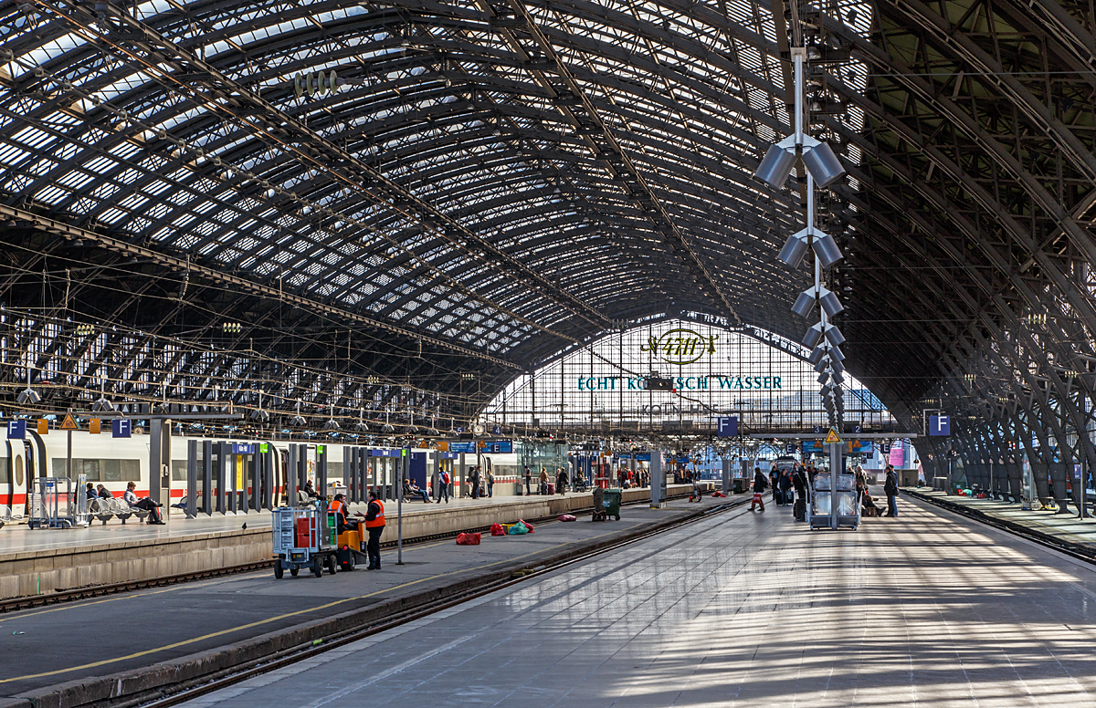 
Die Bahnsteighalle (Mittelhalle) vom Hauptbahnhof Köln (Blickrichtung osten) am 08.03.2015.  Mit einer Spannweite von 64 Metern überspannt die Mittelhalle die Gleise 2 bis 7.