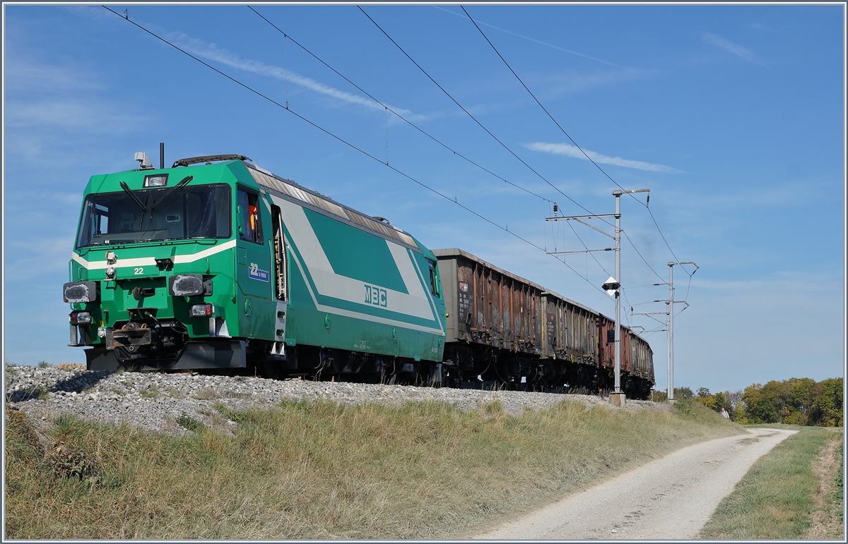 Die BAM MBC Ge 4/4 22 steht mit f�nf Eaos abgeb�gelt unterhalb von Reverolle, zwei Eaos hat der Tm 2/2 41 zur Verladstelle vom Vormittag hochgezogen.
17. Okt. 2017