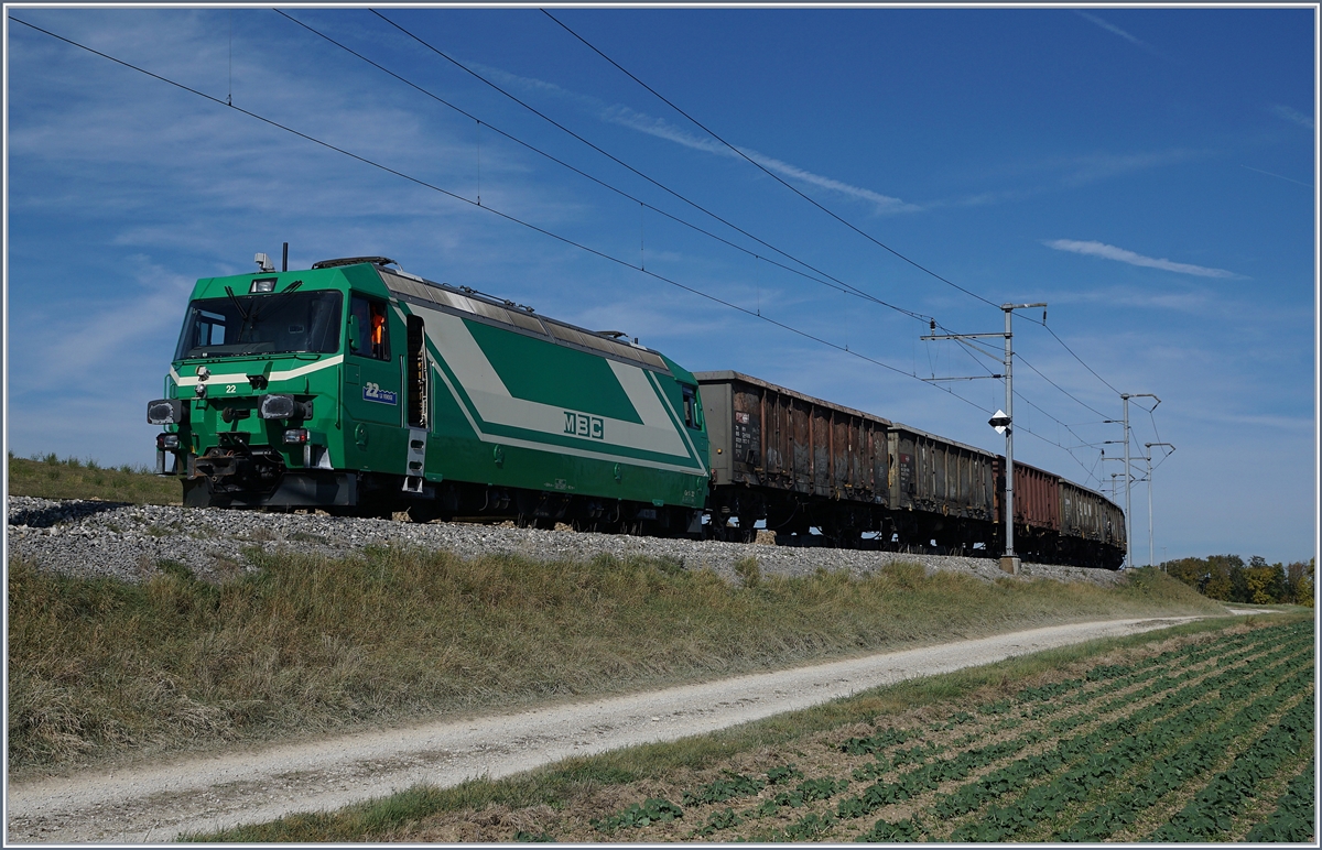 Die BAM MBC Ge 4/4 22 ist mit fünf Eaos zwischen Reverolle und Chardoney-Château angekommen und wartet auf die Verladung der Zuckerrüben, was noch etwas dauert, ist doch der mit diesem Zug angekommener Tm 2/2 41 mit zwei Eaos noch zur vorher liegenden Verladestelle zurückgefahren und dort die noch verblieben Rüben aufzuladen.
17. Oktober 2017
