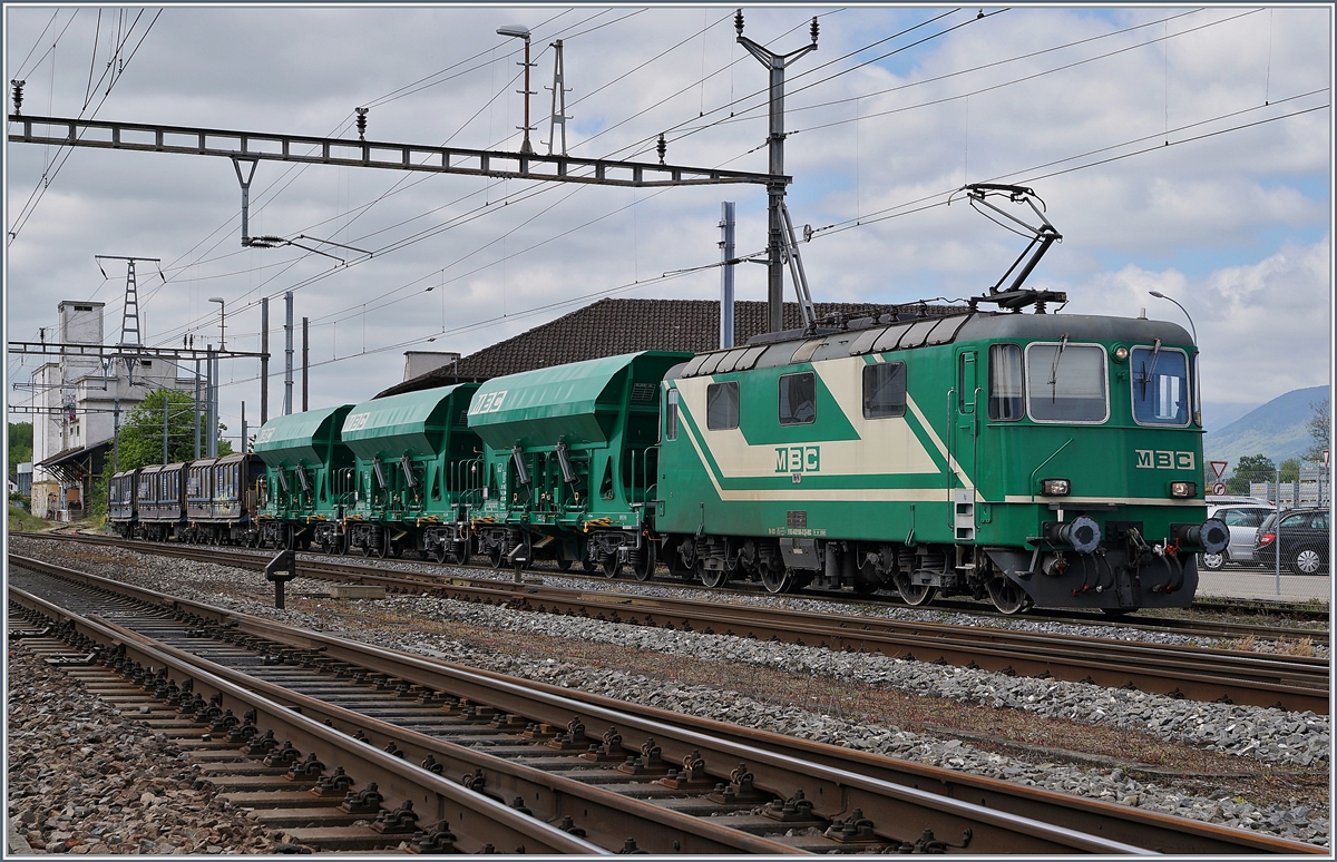 Die BAM MBC Re 4/4 II (91 85 4420 506-8 CH-MBC) wartet in Gland mit einem Leerzug* auf die Rückfahrt nach Apples.
9. Mai 2017

*einige der mit Kies auf der Hinfahrt beladenen Wagen sind für die Rückfahrt mit Sand (?) beladnen worden