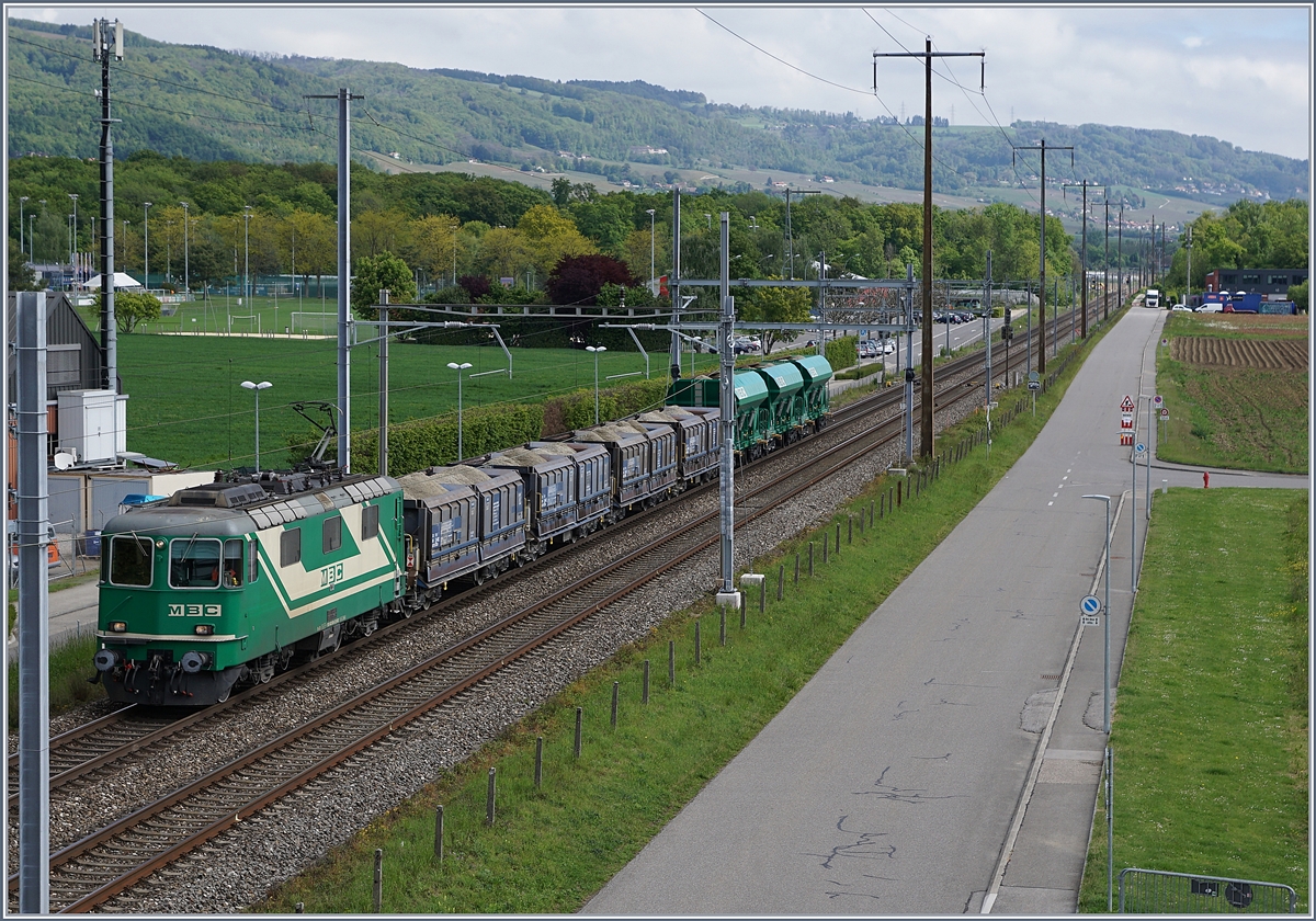 Die BAM MBC Re 4/4 II (UIC 91 85 4420 506 8 CH MBC) erreicht mit ihrem Kieszug Apples - Morges - Gland in Kürze ihr Ziel
Bei Gland, den 9. Mai 2017
