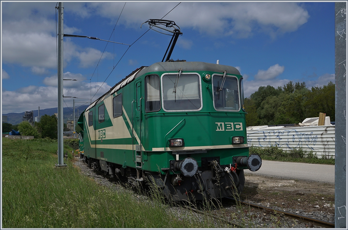 Die BAM MBC Re 4/4 II (91 85 4420 506-8 CH-MBC) und ihr Kieszug auf dem Weg vom Industiegelände zum Bahnhof von Gland.
9. Mai 2017