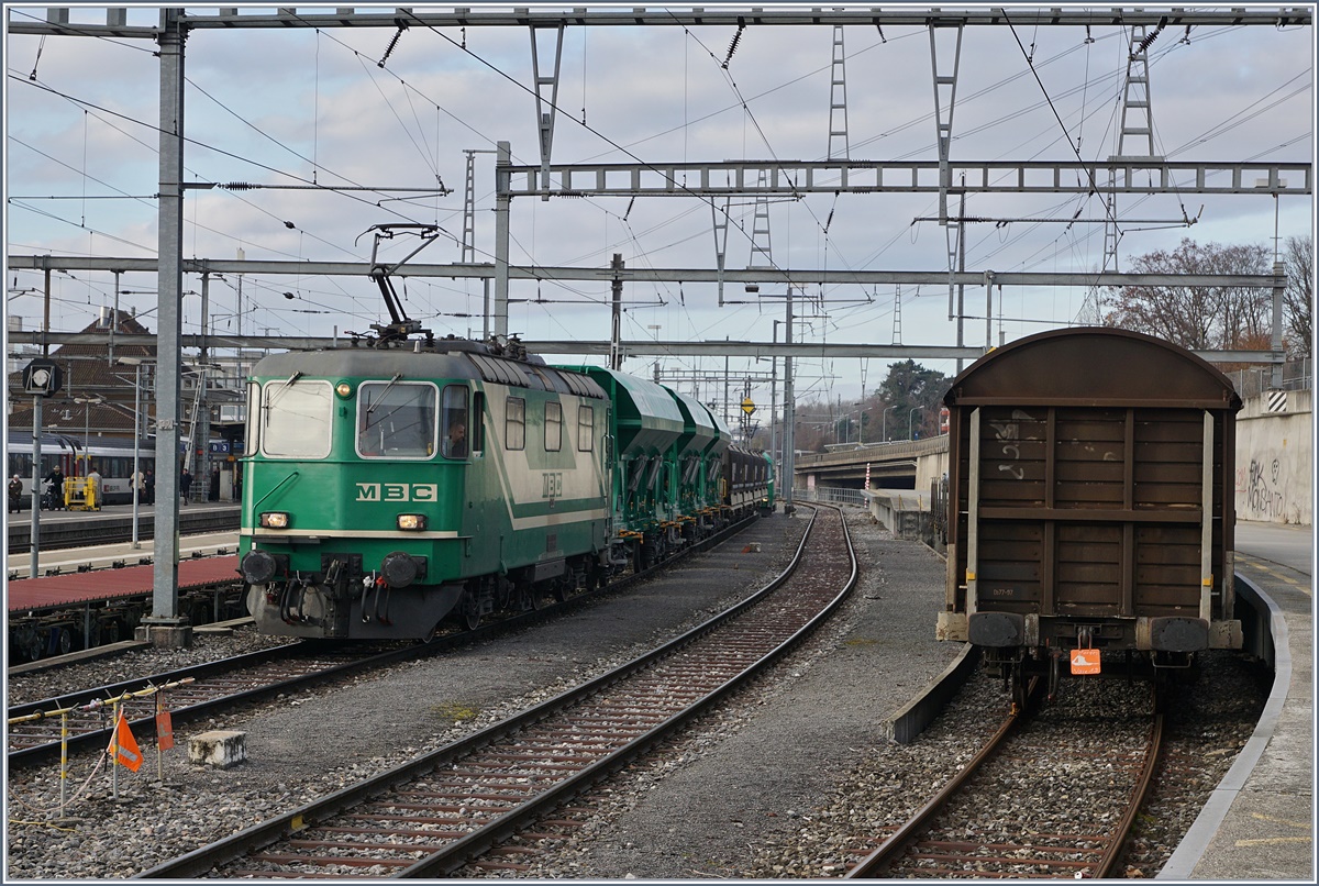 Die BAM Re 4/4 II (UIC 91 85 4420 506 8 CH MBC) manöveriert nun ihren leeren Zug aus Gland auf die frei geworden Rollbockgrube.
22. Feb. 2017