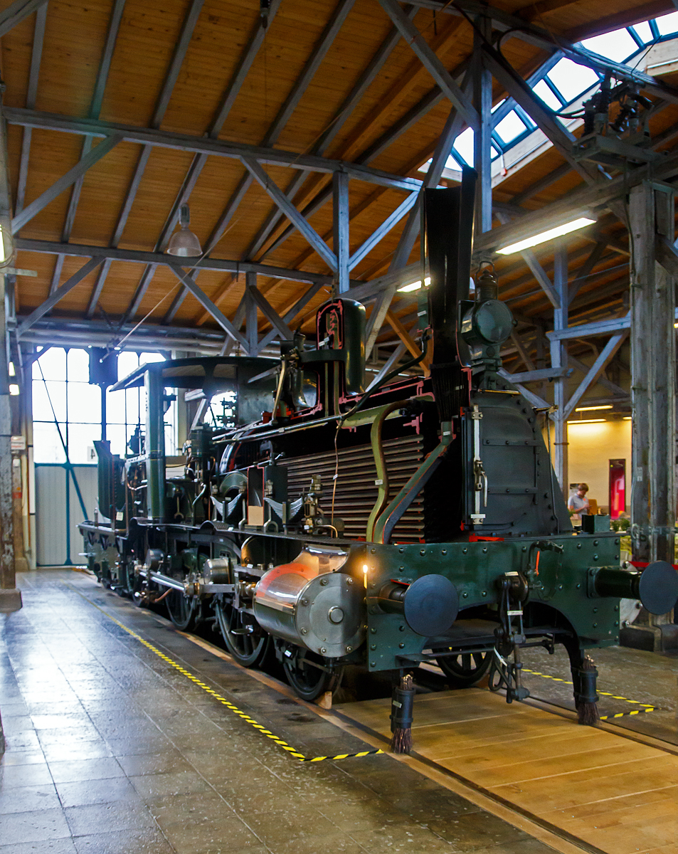 Die Bayerische B IX „1000“, eine von Maffei gebaute Schnellzuglok mit Tender der ehemaligen Königlich Bayerischen Staatseisenbahnen (K.Bay.Sts.B.), das letzte erhaltene Exemplar (der Länge nach aufgeschnitten) am 11.09.2022 in der Lokwelt Freilassing. Hier von der aufgeschnitten Seite.

Die Dampflokomotiven der Bauart B IX der Königlich Bayerischen Staatseisenbahnen (K.Bay.Sts.B.) waren die ersten zweifach gekuppelten Schnellzuglokomotiven in Bayern. Die hintere Kuppelachse befand sich unter dem Stehkessel, sodass die überhängenden Massen klein gehalten werden konnten. Daher konnte eine Höchstgeschwindigkeit von 90 km/h zugelassen werden. Die Lok erreichte in der Ebene mit einem 150 Tonnen schweren Zug eine Geschwindigkeit von 70 km/h. Die ansonsten im Stil ihrer Vorgänger gehaltenen Lokomotiven besaßen einen tiefliegenden Kessel, Außenrahmen und Stephensonsteuerung. 

Die Reichsbahn stufte die 1923 noch vorhandenen Maschinen, trotz ihres Treibraddurchmessers von 1.870 mm, nur als Personenzuglokomotive in die Gattung P23.12 ein und sah für sie noch die Betriebsnummern 34 7421–7440  (somit BR 34.74) vor. Die Maschinen, welche zwischen 1874 und 1887 von Maffei in münchen gebaut worden waren, wurden aber noch vor der Umzeichnung bis 1925 ausgemustert. Gekuppelt waren die Lokomotiven mit Schlepptendern der Bauart bay 3 T 10,5.

TECHNISCHE DATEN:
Gebaute Anzahl: 104
Spurweite: 1.435 mm (Normalspur)
Achsfolge: 1B 
Länge über Puffer: 14.000 mm
Dienstgewicht: 33,6 t
Radsatzfahrmasse: 11,0 t
Höchstgeschwindigkeit: 90 km/h
Treibraddurchmesser: 1.870 mm
Laufraddurchmesser vorn: 1.170 mm
Zylinderanzahl: 2
Zylinderdurchmesser: 406 mm
Kolbenhub: 610 mm
Kesselüberdruck: 10 bar
Tender: bay 3 T 10,5
Wasservorrat: 10,5 m³
Lokbremse: Heberlein-Schnellbremse
