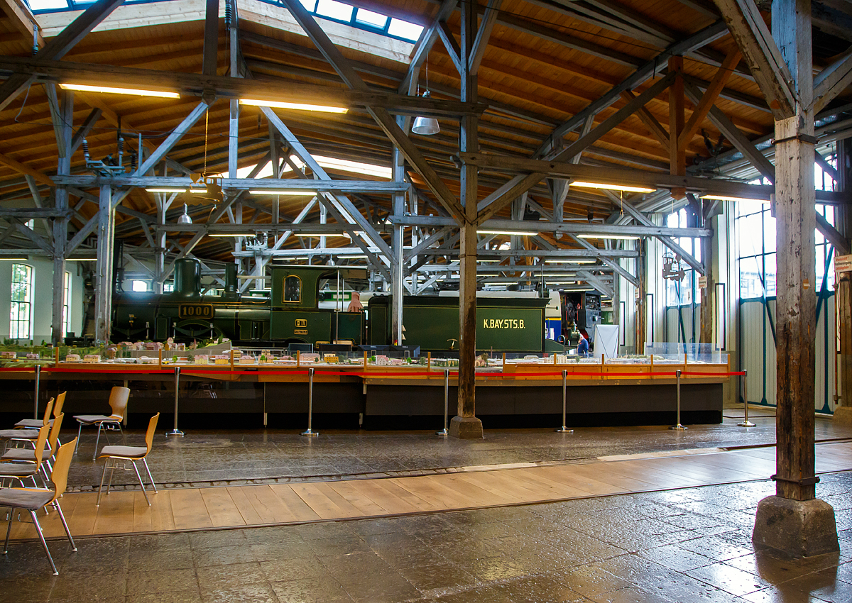 Die Bayerische B IX „1000“, eine von Maffei gebaute Schnellzuglok mit Tender der ehemaligen Königlich Bayerischen Staatseisenbahnen (K.Bay.Sts.B.), das letzte erhaltene Exemplar (der Länge nach aufgeschnitten) am 11.09.2022 in der Lokwelt Freilassing. Davor die HO-Anlage vom Museum.
