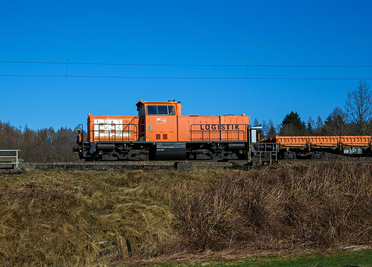 Die BBL 15 alias 214 026-7 (92 80 1214 026-7 D-BBL) der BBL Logistik GmbH, ex 212 288-5, ex DB V 100 2288, fährt am 02.03.2022 mit einem Flachwagenzug, bei  Rudersdorf (Kr. Siegen) über die Dillstrecke (KBS 445) in nördlicher Richtung.