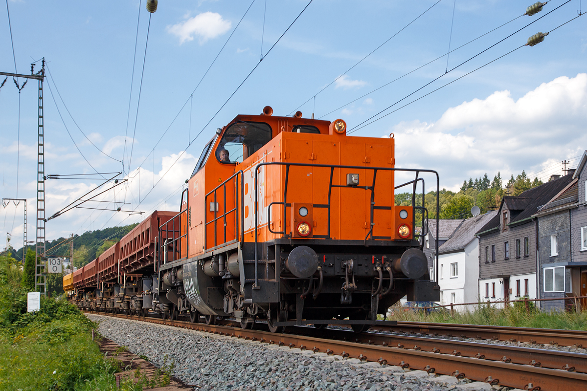 
Die BBL 18 - 214 027-5 (92 80 1214 027-5 D-BBL) der BBL Logistik GmbH (Lüneburg), ex DB 212 109-3, ex DB V 100 2109, donnert am 01.08.2015 mit 5 Drehgestell-Schüttgutkippwagen der Gattung Fas am Haken durch Siegen-Weidenau in Richtung Süden. 

Die ursprüngliche DB V 100.20 wurde 1963 von Henschel unter der Fabriknummer 30795 gebaut und als V 100 2109 an die Deutsche Bundesbahn geliefert. Mit der Einführung des EDV-Nummernschema erfolgte zum 01.01.1968 die Umzeichnung in DB 212 109-3, so fuhr sie bis zur Ausmusterung bei der DB zum 30.11.1995. Im Jahr 2002 ging sie an ALS - ALSTOM Lokomotiven Service GmbH in Stendal, wo sie 2013 gemäß Umbaukonzept  BR 214  umgebaut wurde. Am 28.03.2013 wurde sie an die BBL Logistik GmbH in Lüneburg als BBL 18  (NVR-Nummer 92 80 1214 027-5 D-BBL) geliefert.

Das Umbaukonzept  BR 214 
Ab November 2006 wurde von Alstom und der Gmeinder Lokomotivfabrik Mosbach ein Modernisierungskonzept für die Lokomotiven der ehemaligen Baureihe V 100 der DB entwickelt. Auf der Transport & Logistik München im Juni 2007 wurde der Prototyp 214 001 präsentiert, beschriftet als 212 197 der Nordbayerischen Eisenbahn (NBE). Die Bauartzulassung durch das Eisenbahnbundesamt wurde am 20. Mai 2008 erteilt, zugleich die Bezeichnung als Baureihe 1214 im EBA-Fahrzeugregister festgelegt. Für den Umbau werden nur die Rahmen und Drehgestelle bisheriger V 100 nach Aufarbeitung weiterverwendet. Der niedrigere Fahrzeugaufbau ist komplett neu und kantiger ausgefallen. Angetrieben werden die Loks vom neuen Caterpillar-Motor 3508 BSC (970 kW). Die DB bezeichnet die von ihr angemieteten Loks als Baureihe 262. Bisher wurden 36 Fahrzeuge umgebaut.

Technische Daten der BR 214:
Spurweite: 1.435 mm (Normalspur)
Achsfolge:  B´B´
Länge über Puffer: 12.300 mm
Drehzapfenabstand: 6.000 mm
Drehgestellachsstand: 2.200 mm
Größte Höhe über SOK: 4.260 mm
Breite: 3.100 mm
Treibraddurchmesser:  950 mm (neu) / 870 mm (abgenutzt)
abgenutzt
Dienstgewicht mit 2/3 Vorräten: 65 t
Höchstgeschwindigkeit: 100 km/h
Motor: Caterpillar V-8-Viertakt-Dieselmotor mit Turboaufladung und Ladeluftkühlung, vom Typ CAT 3508 B SC
Motorhubraum:  34,5 l (Bohrung 170 mm x Hub 190 mm)
Motorgewicht: ca. 4.300 kg
Motornenndrehzahl : 1.800/min
Motorleistung:  970 kW
Antriebsleistung:  957 kW
Max, Anfahrzugkraft: 210 kN
kleinster befahrbarer Gleisbogen: 100 m