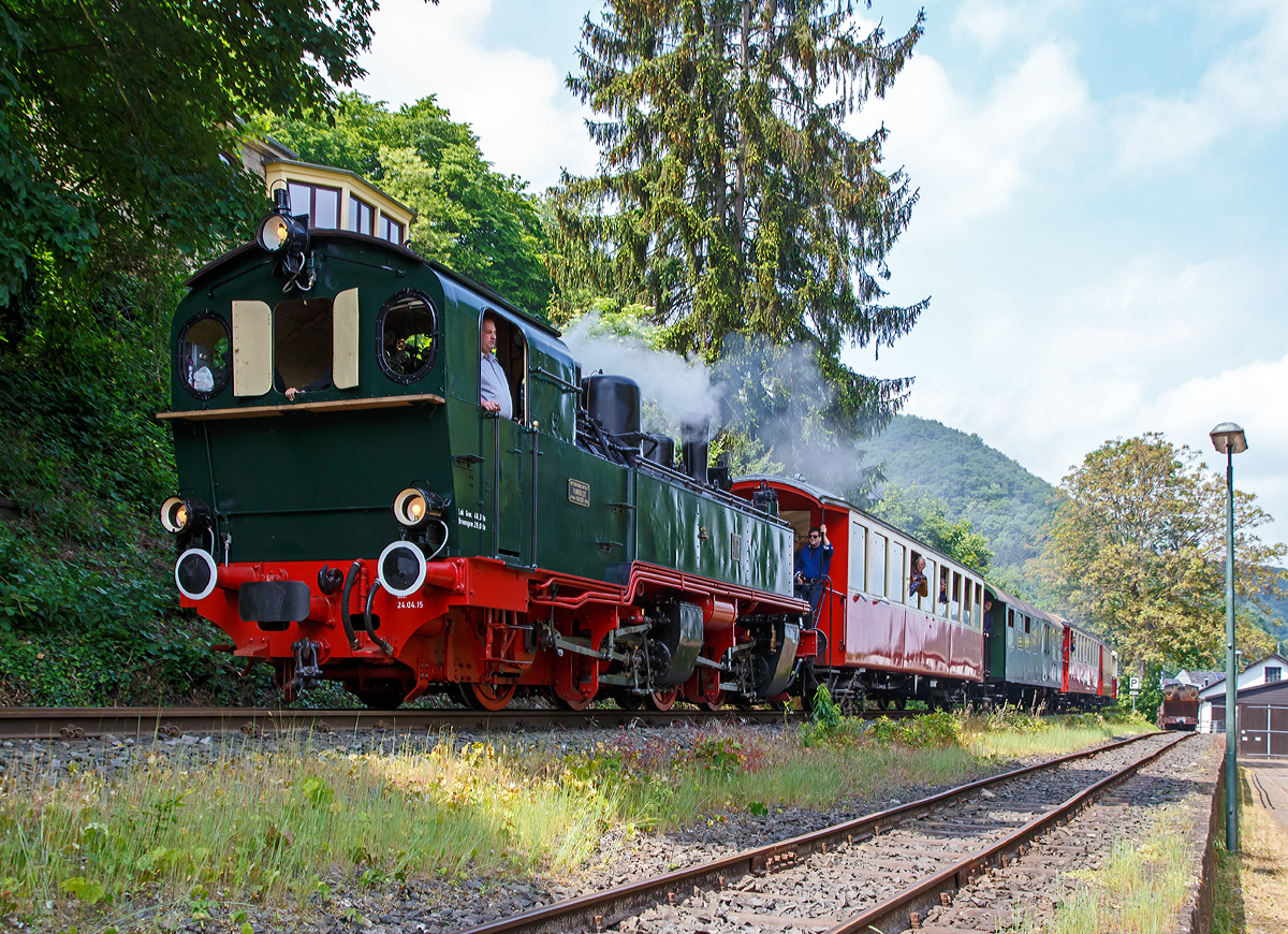
Die BBn4vt 1000 mm Malletdampflok 11sm (sm = schwere Mallet) der Brohltalbahn erreicht am 24.05.2015 nun wieder den Bahnhof Bohl-Lützing/Rhein (BE).   

Die Lok 11sm wurde 1906 von Humboldt in Köln-Kalk unter der Fabriknummer 348 gebaut, und von da an zusammen mit ihren Schwestern 10 sm und 12 sm bis 1965 auf der Brohltalbahn eingesetzt. 

Die letzte Fahrt der Lokomotive fand am 29.Januar 1966 vor einen bestellten Sonderzug für Eisenbahnfreunde statt. Am 25. April 2015 wurde die Wiederinbetriebnahme gefeiert und am  1.Mai 2015 verkehrte der erste planmäßige Zug mit Lok 11sm.

Rechts hinten steht abgestellt die E 168 eine BBn4vt Malletdampflok der Brohltal Eisenbahn, ex E 168 der portugiesischen Staatsbahn CP (3 069 168-5), ex MD 408 (Companhia dos Caminhos de Ferro de Portuguese). Langfristig soll sie auch aufgearbeitet werden.