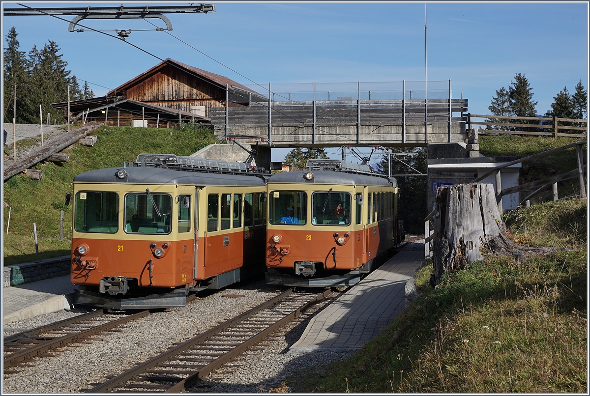 Die beiden BLM Be 4/4 21 und 23 kreuzen sich in Winteregg.
16. Okt. 2018