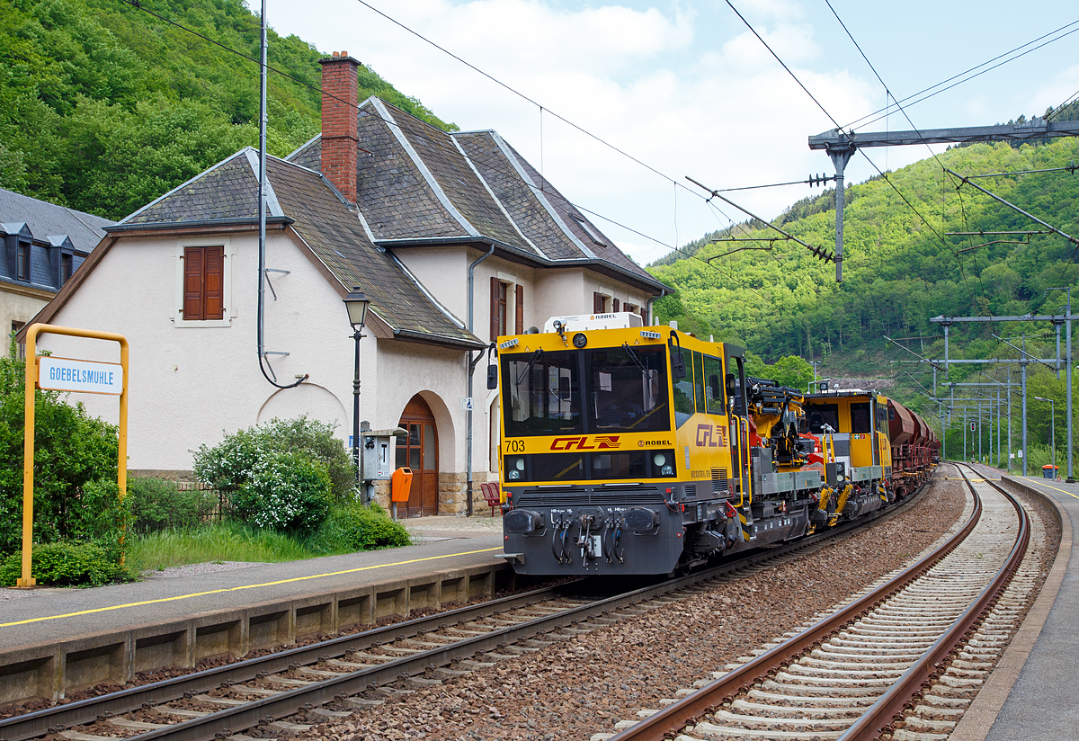 
Die beiden CFL IF Robel 703 (99 82 9210 703-9 L-CFLIF) und 705 (99 82 9210 705-4 L-CFLIF) sind am 14.05.2016 mit einem Schotterzug im Bahnhof von Goebelsmühle (Giewelsmillen) abgestellt. Obwohl die Robel vom Typ 54.22 54.22 Interventions- und Instandhaltungsfahrzeuge sind, eigen sie sich mit ihrer Leistung von á 500 kW, auch bestens als Lokomotiven. 

TECHNISCHE DATEN: 
Hersteller: ROBEL Bahnbaumaschinen GmbH, Freilassing (D) 
Typ: 54.22 (CFL BR 700) 
Baujahr: 2010 
Spurweite: 1.435 mm
Achsfolge:  B
Länge über Puffer  15.100 mm
Achsabstand: 9.000   
Laufraddurchmesser: 920 mm
Eigengewicht: 36,5 t
Nutzlast: 6 t (bei Streckenlasse D)
Angängelast: bis zu 1.062 t
Leistung:  500 KW
Höchstgeschwindigkeit:  100 km/h
Kleinster befahrbarer Gleisbogen: R=150 m 